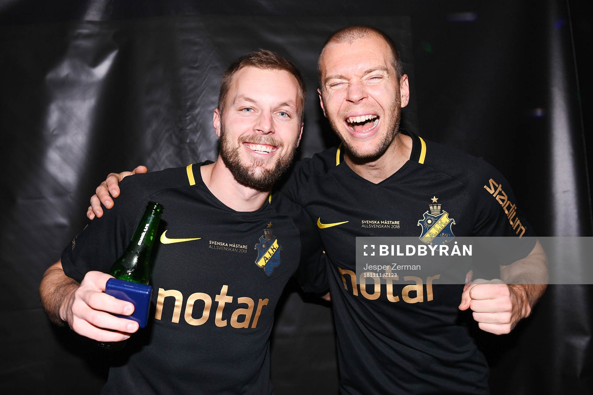 s Sebastian Larsson och Per Karlsson jublar