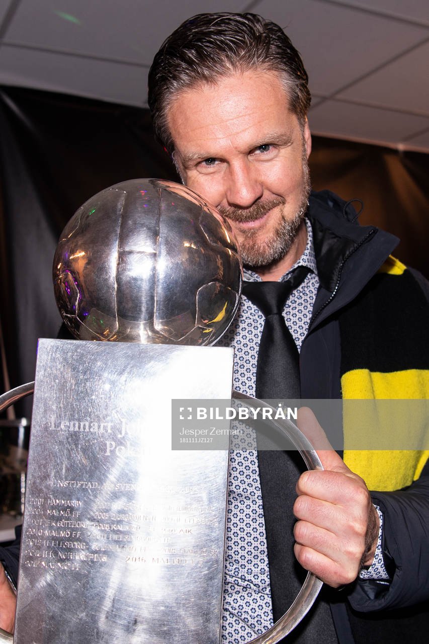 s tränare Rikard Norling med Lennart Johanssons pokal