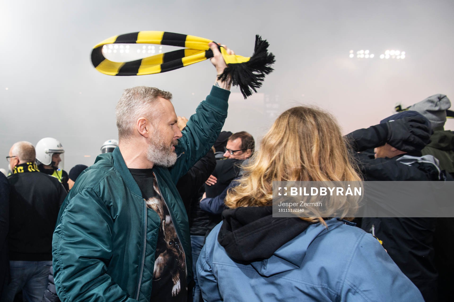 AIK-supportrar jublar på planen