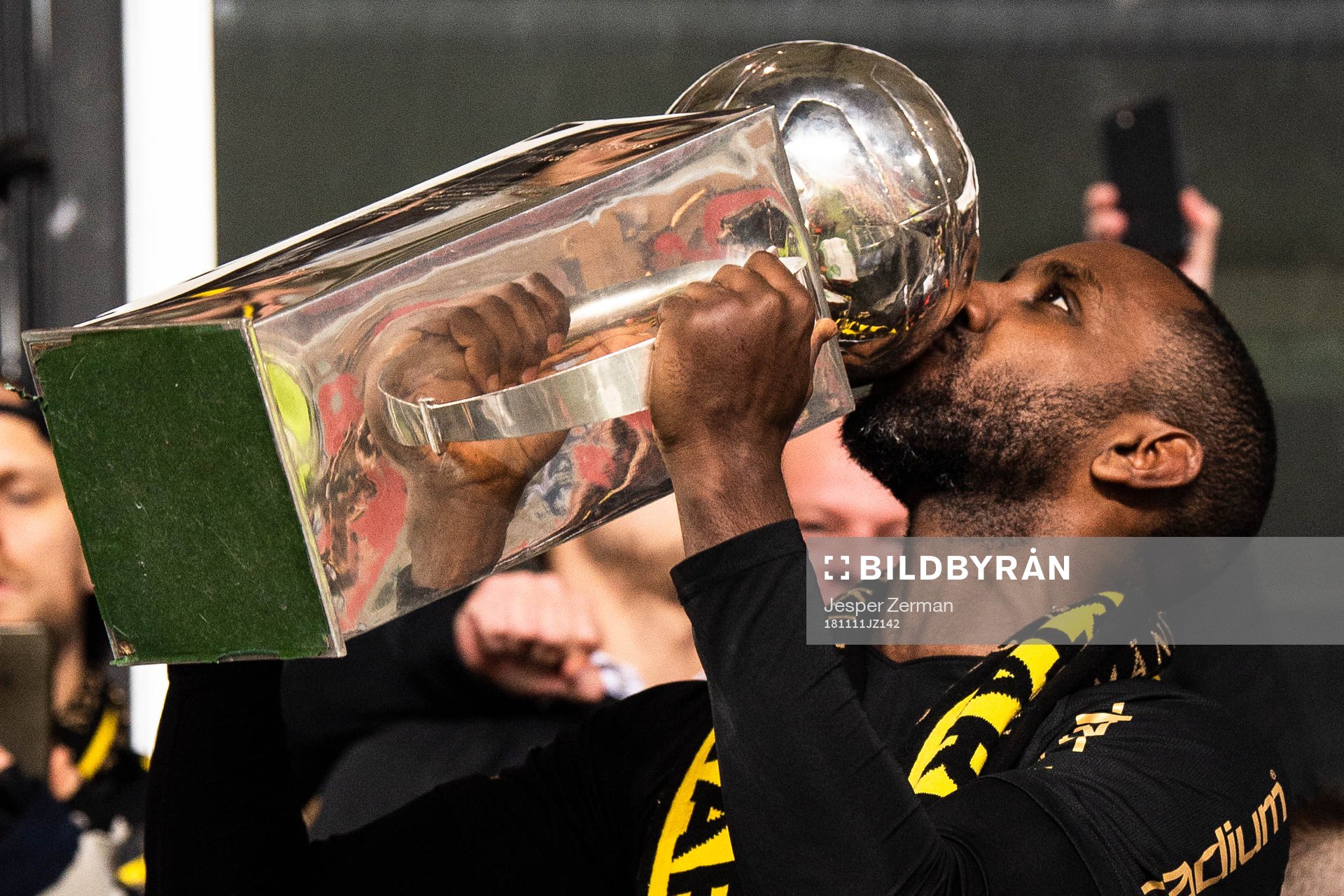 s Henok Goitom kysser Lennart Johanssons pokal