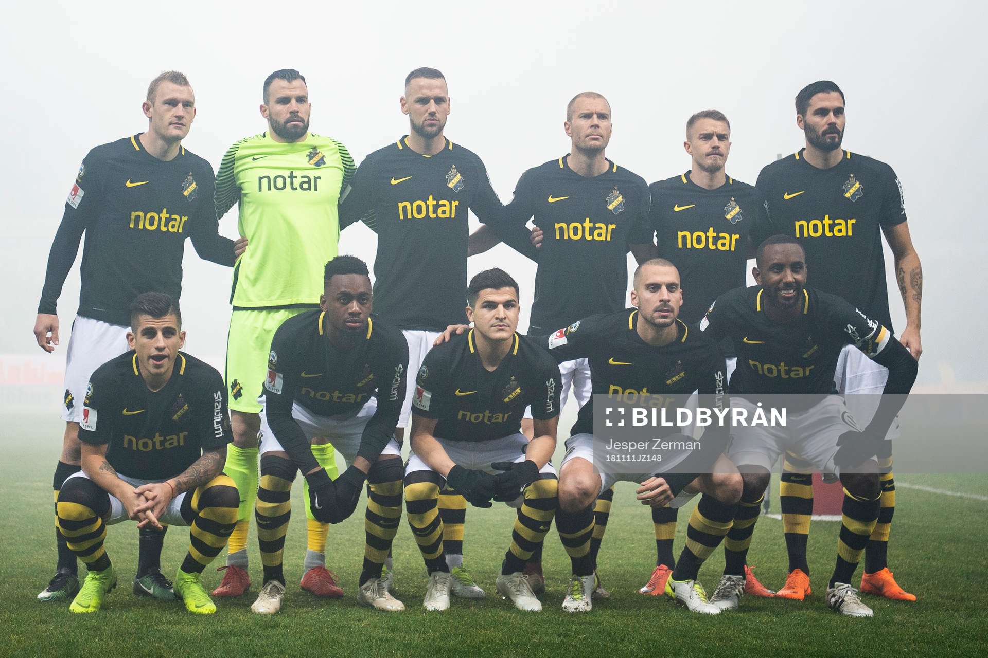 AIK:s startelva bestående av Robin Jansson, Budomir Janosevic, Alexander Milosevic, Per Karlsson, Rasmus Lindkvist, Denni Avdic, Nicolas Stefanelli, Heradi Rashidi, Tarik Elyounossi, Panos Dimitriadis och Henok Goitom poserar för en bild inför fotbollsmatchen i Allsvenskan mellan Kalmar och AIK den 11 november 2018 i Kalmar.
