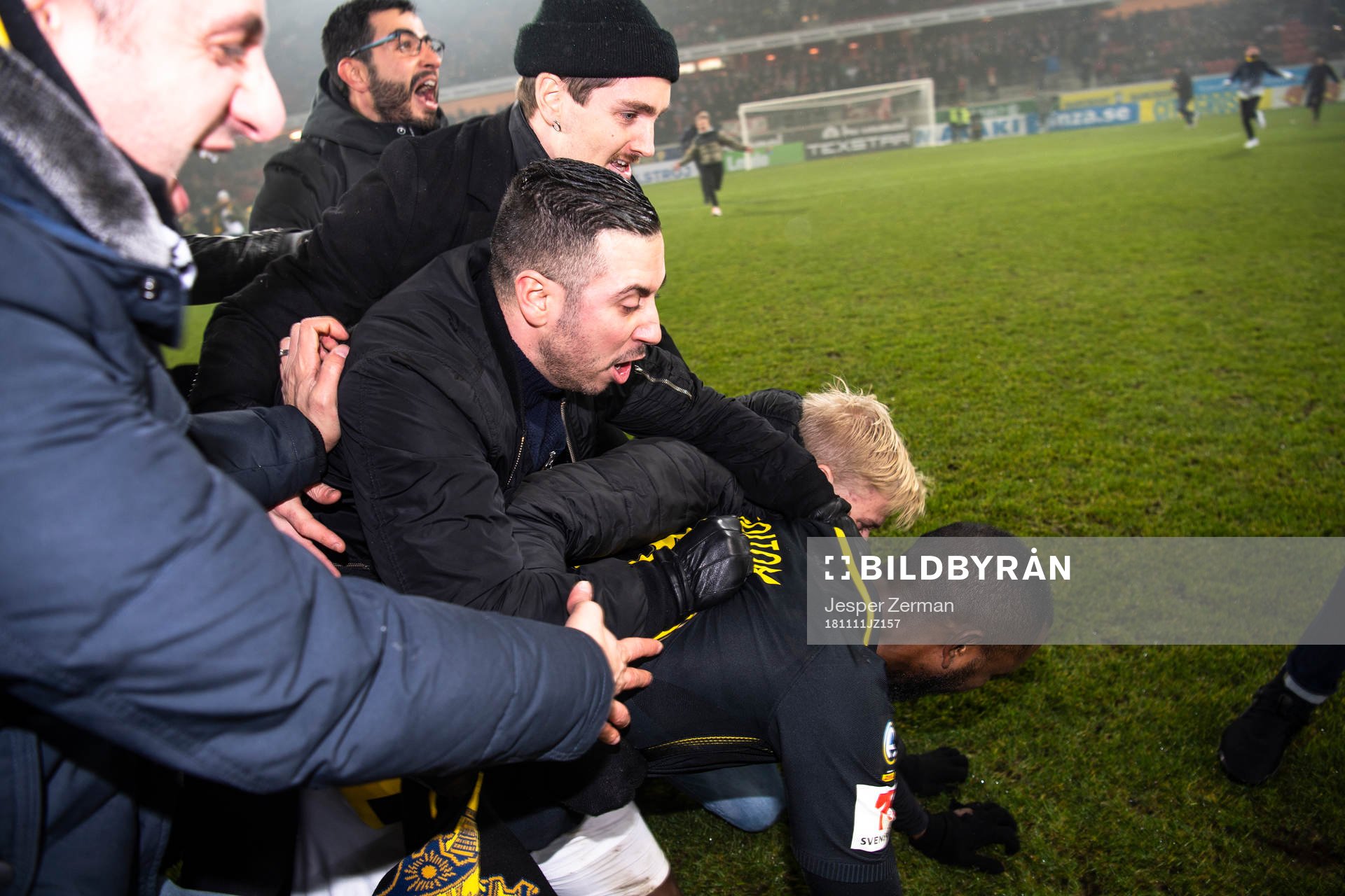 s Henok Goitom överfalls av jublande supportrar