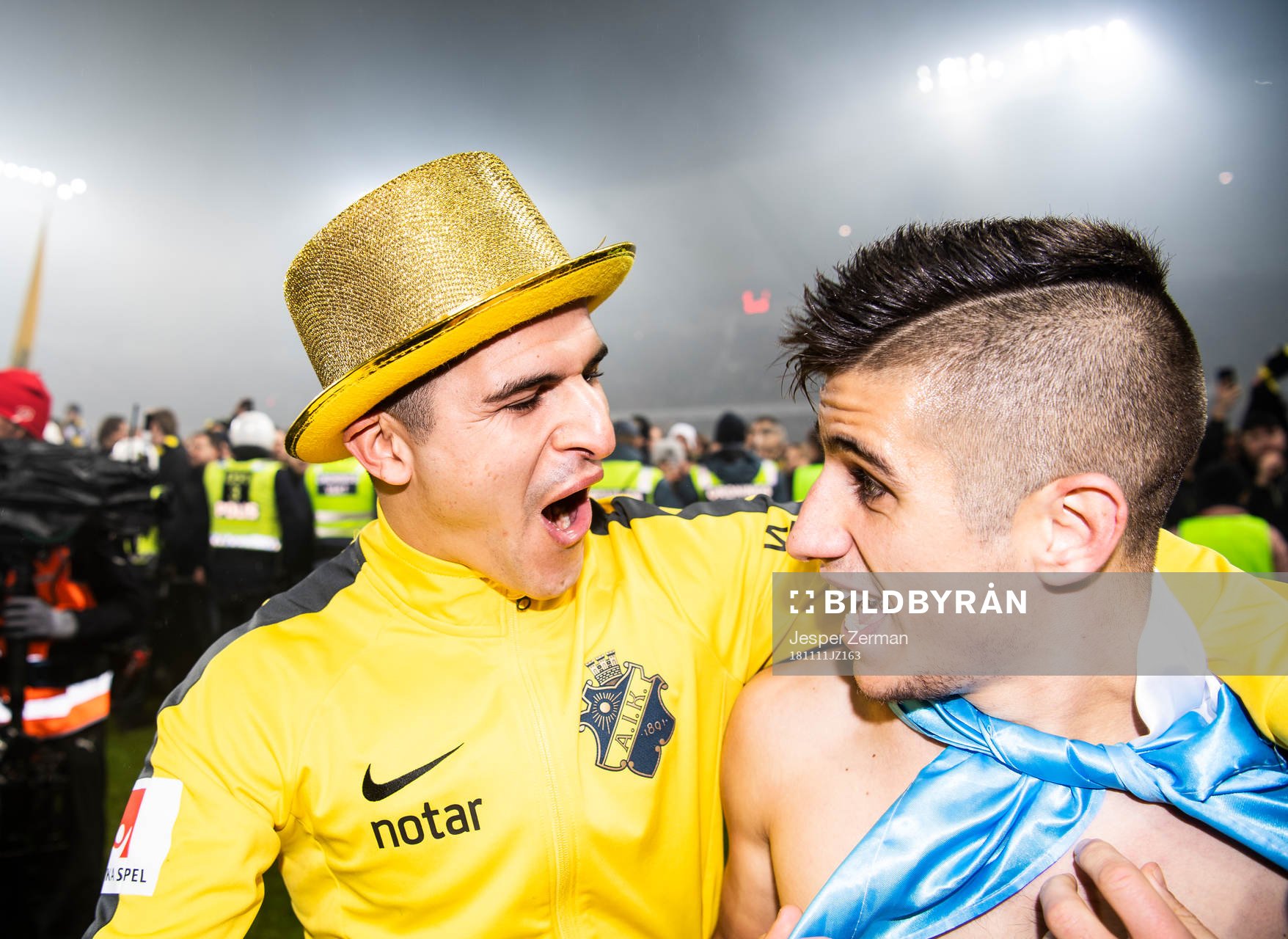 s Tarik Elyounoussi  och Nicolas Stefanelli jublar