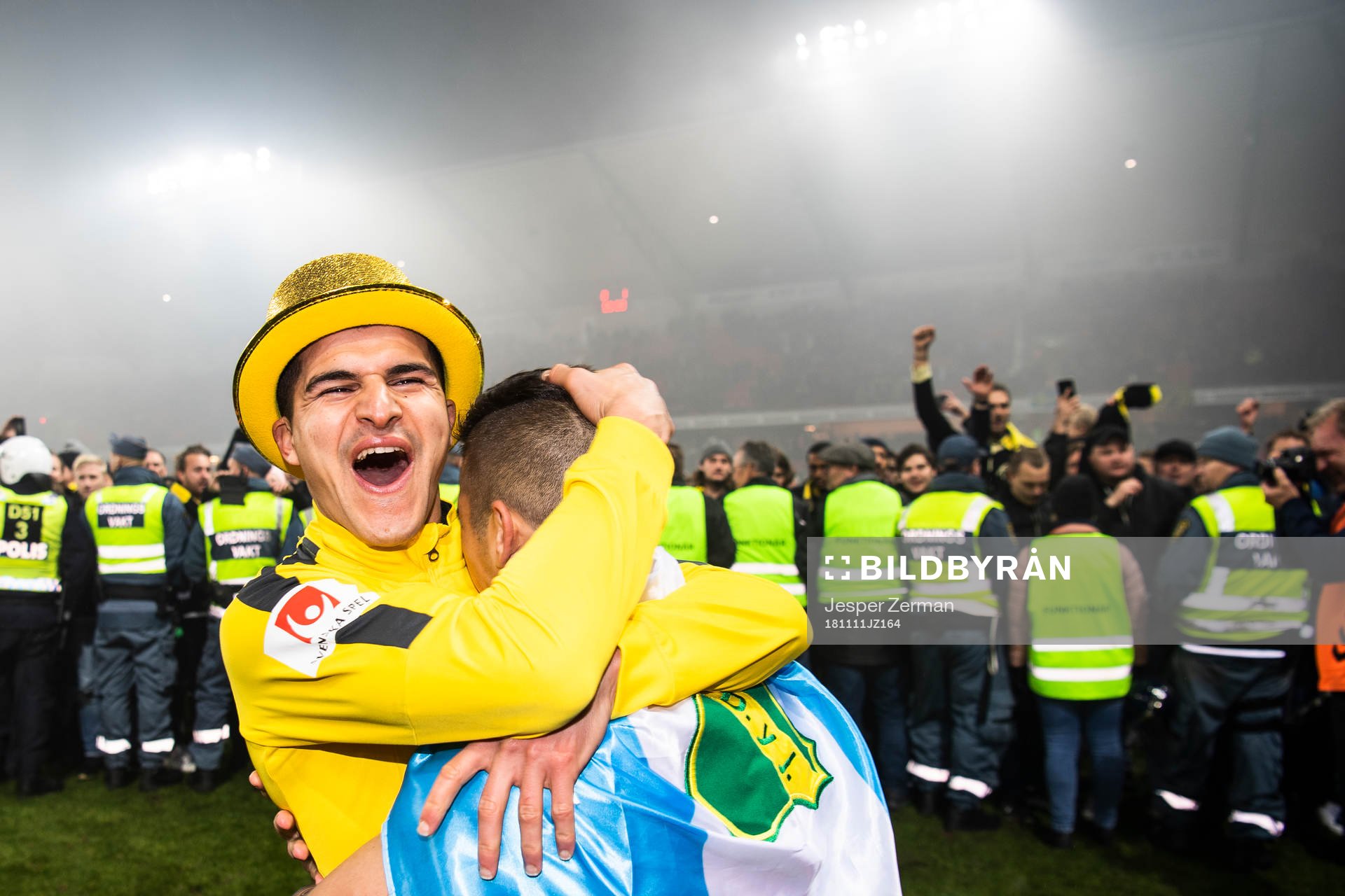 s Tarik Elyounoussi och Nicolas Stefanelli jublar