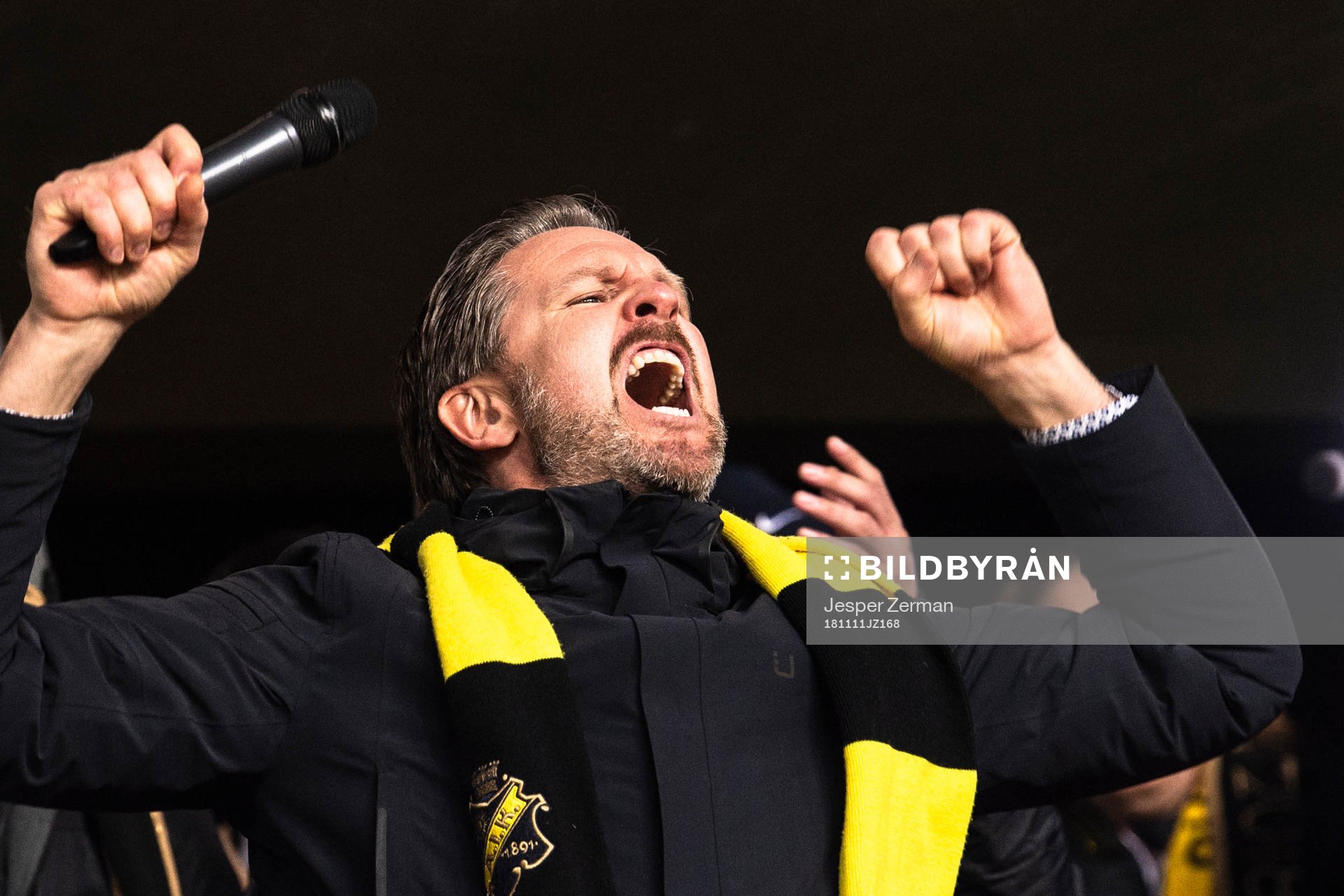 s tränare Rikard Norling jublar