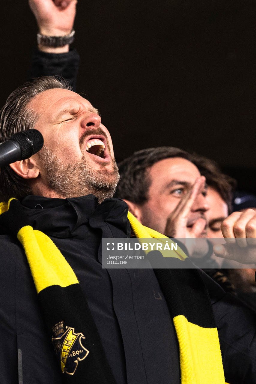 s tränare Rikard Norling jublar