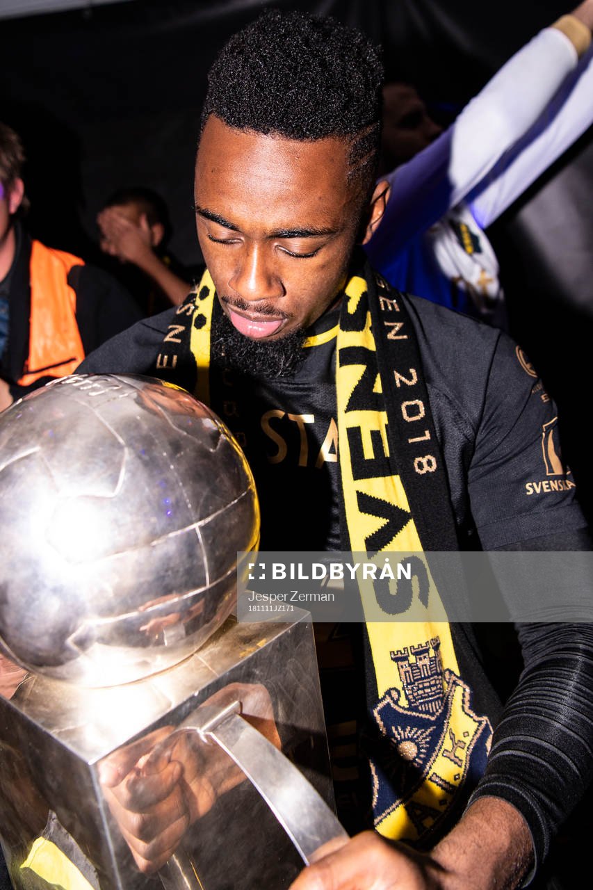 s Heradi Rashidi dansar med Lennart Johanssons pokal