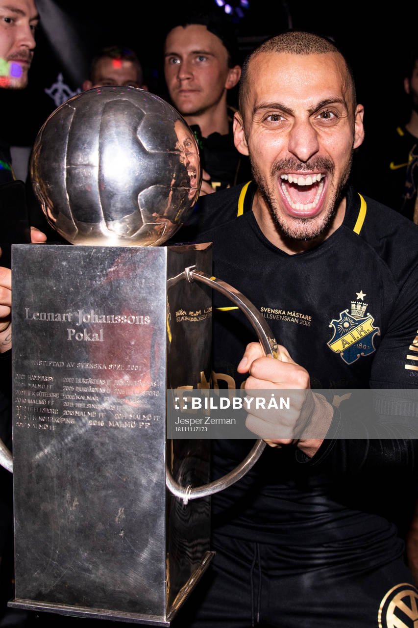 s Panos Dimitriadis jublar med Lennart Johanssons pokal