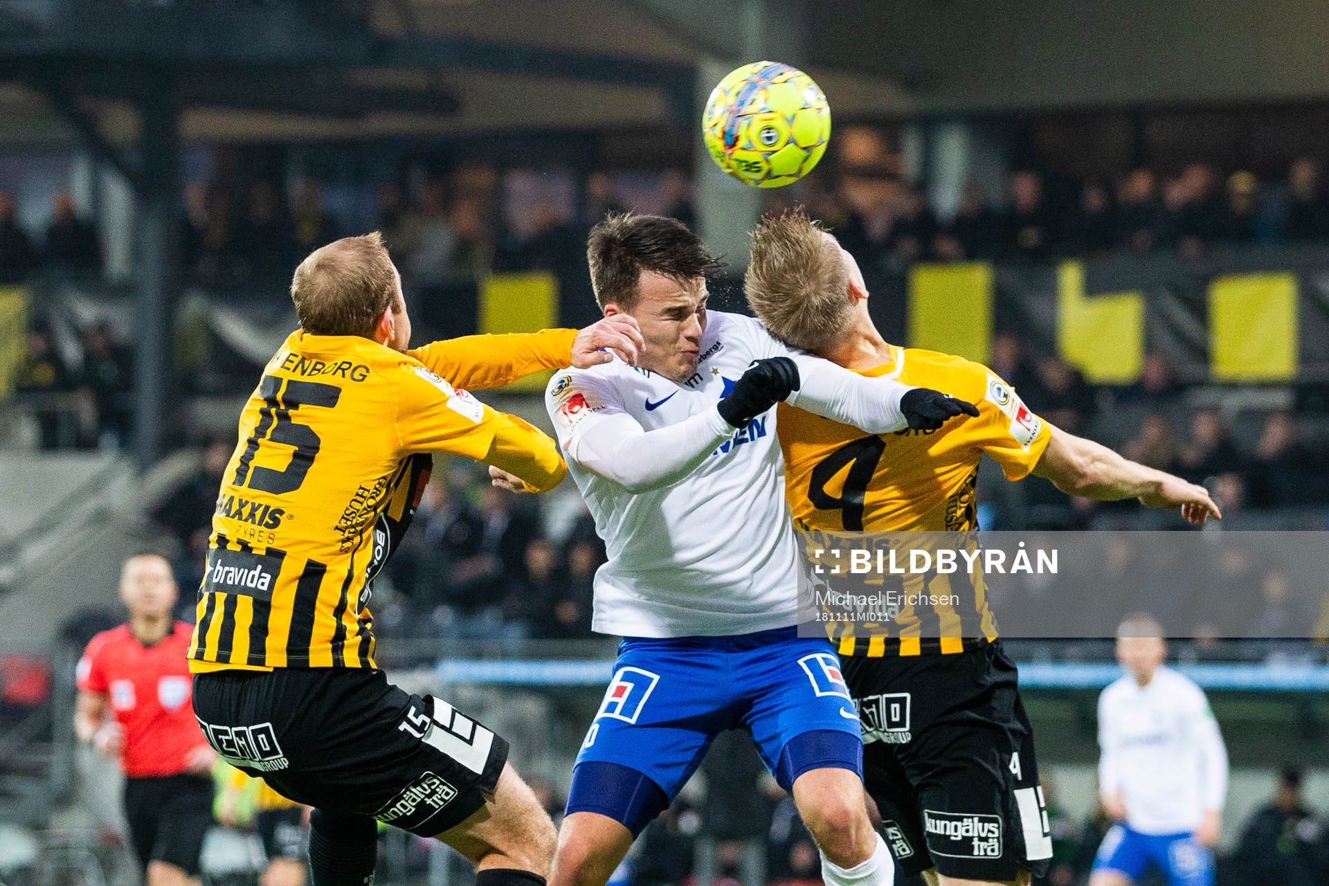 Norrköpings Simon Skrabb och Häckens Kari Arkivuo samt Juhani Ojala i kamp om bollen under fotbollsmatchen i Allsvenskan mellan Häcken och Norrköping den 11 november 2018 i Göteborg.