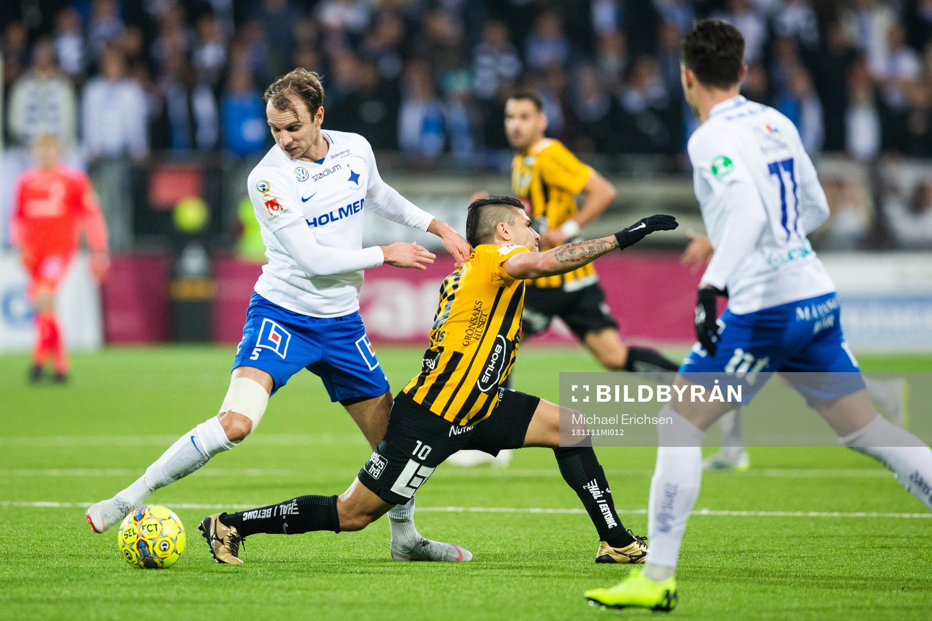 Norrköpings Lars Christian Krogh Gerson och Häckens Paulinho i kamp om bollen under fotbollsmatchen i Allsvenskan mellan Häcken och Norrköping den 11 november 2018 i Göteborg.