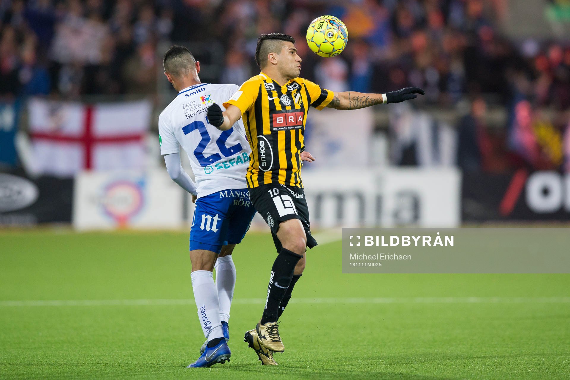 Norrköpings Ian Smith i kamp med Häckens Paulinho under fotbollsmatchen i Allsvenskan mellan Häcken och Norrköping den 11 november 2018 i Göteborg.