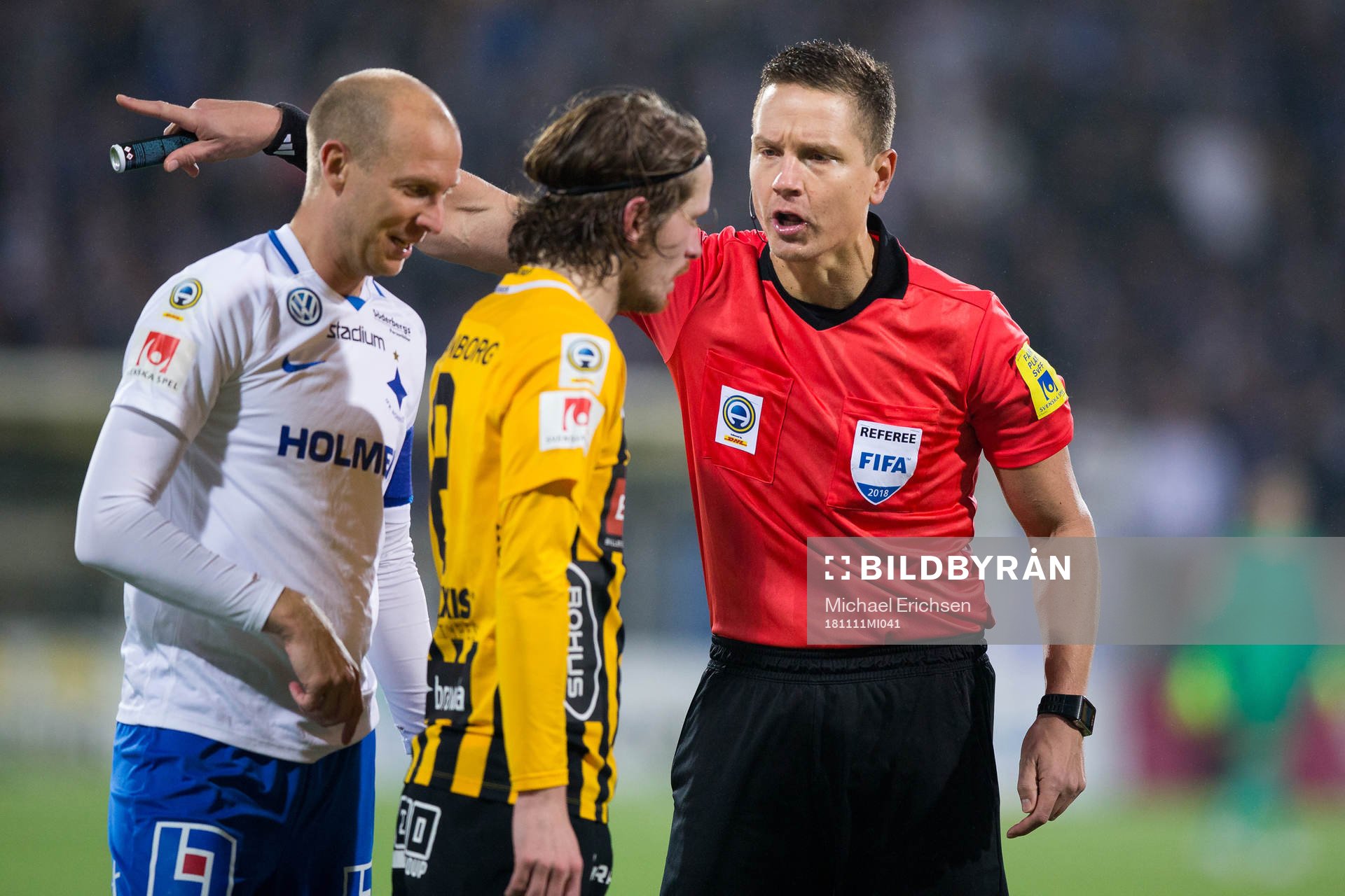 Domare Martin Strömbergsson pratar med Häckens Erik