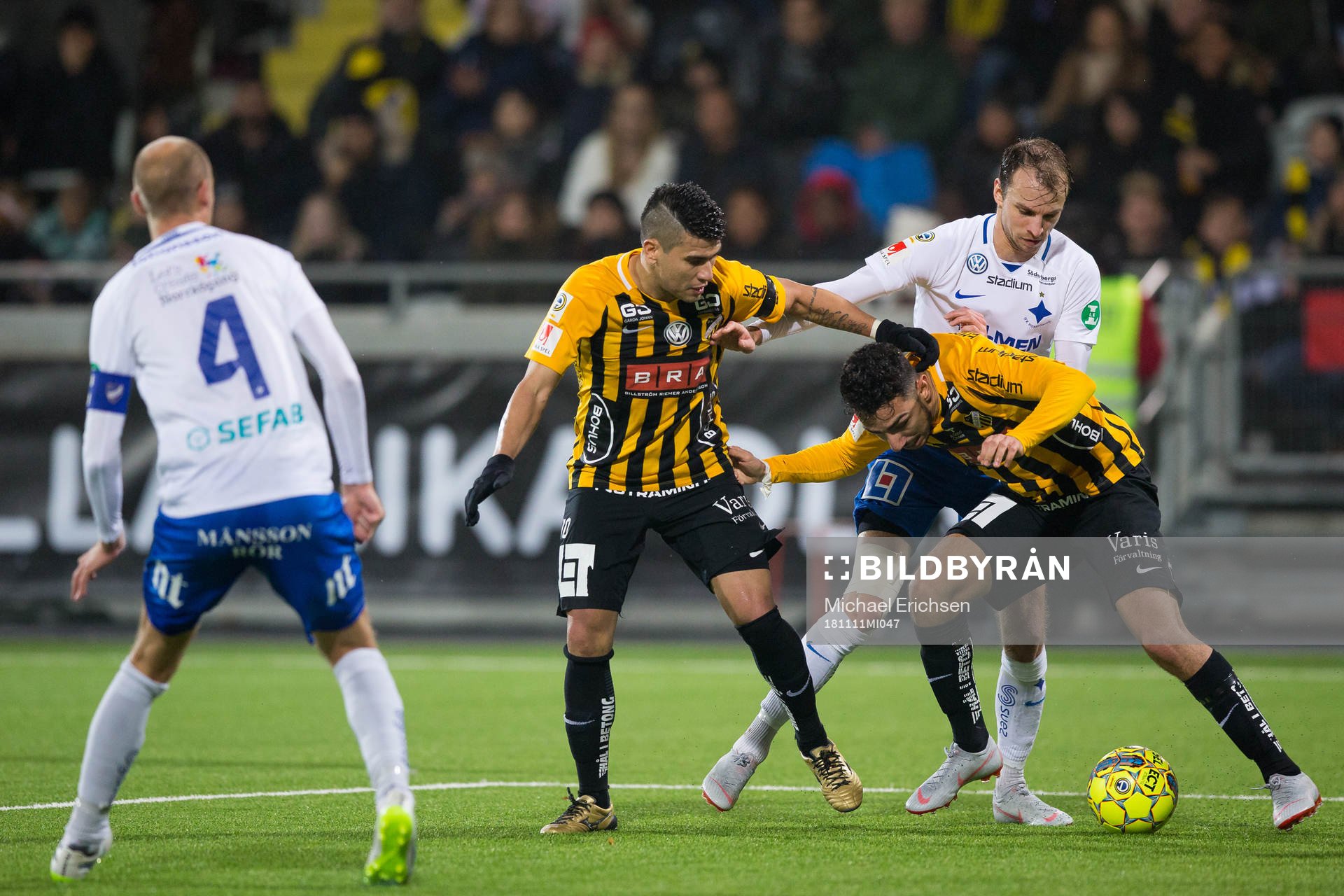 Häckens Paulinho och Daleho Irandust i kamp med Norrköpings Lars Christian Krogh Gerson under fotbollsmatchen i Allsvenskan mellan Häcken och Norrköping den 11 november 2018 i Göteborg.