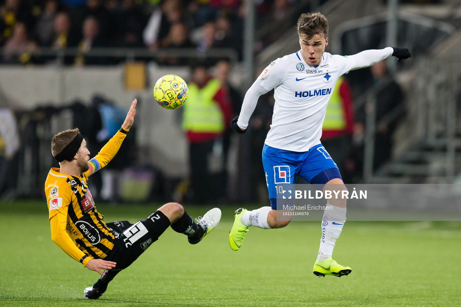 Häckens Rasmus Lindgren bryter en passning till