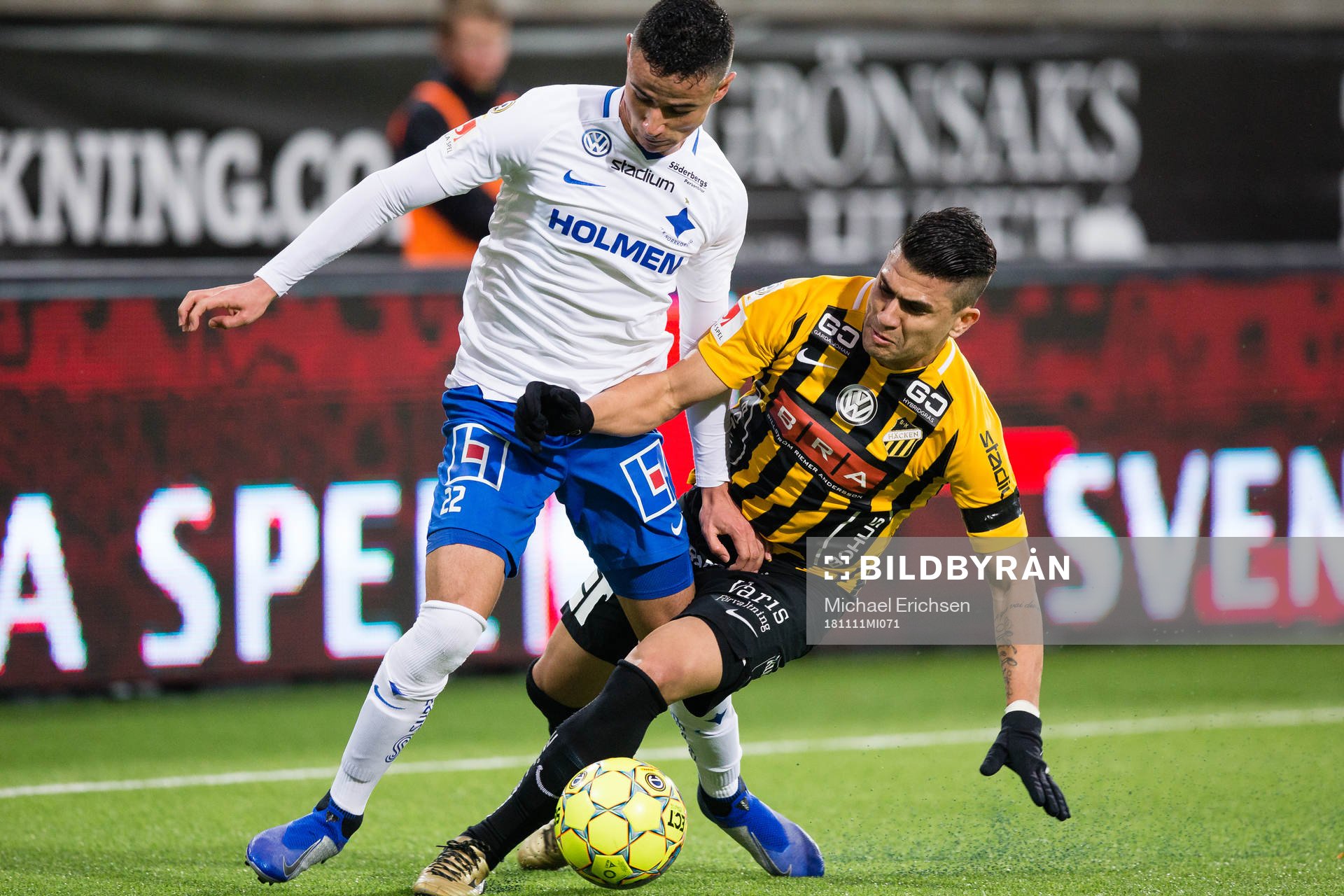 Norrköpings Ian Smith i kamp med Häckens Paulinho under fotbollsmatchen i Allsvenskan mellan Häcken och Norrköping den 11 november 2018 i Göteborg.