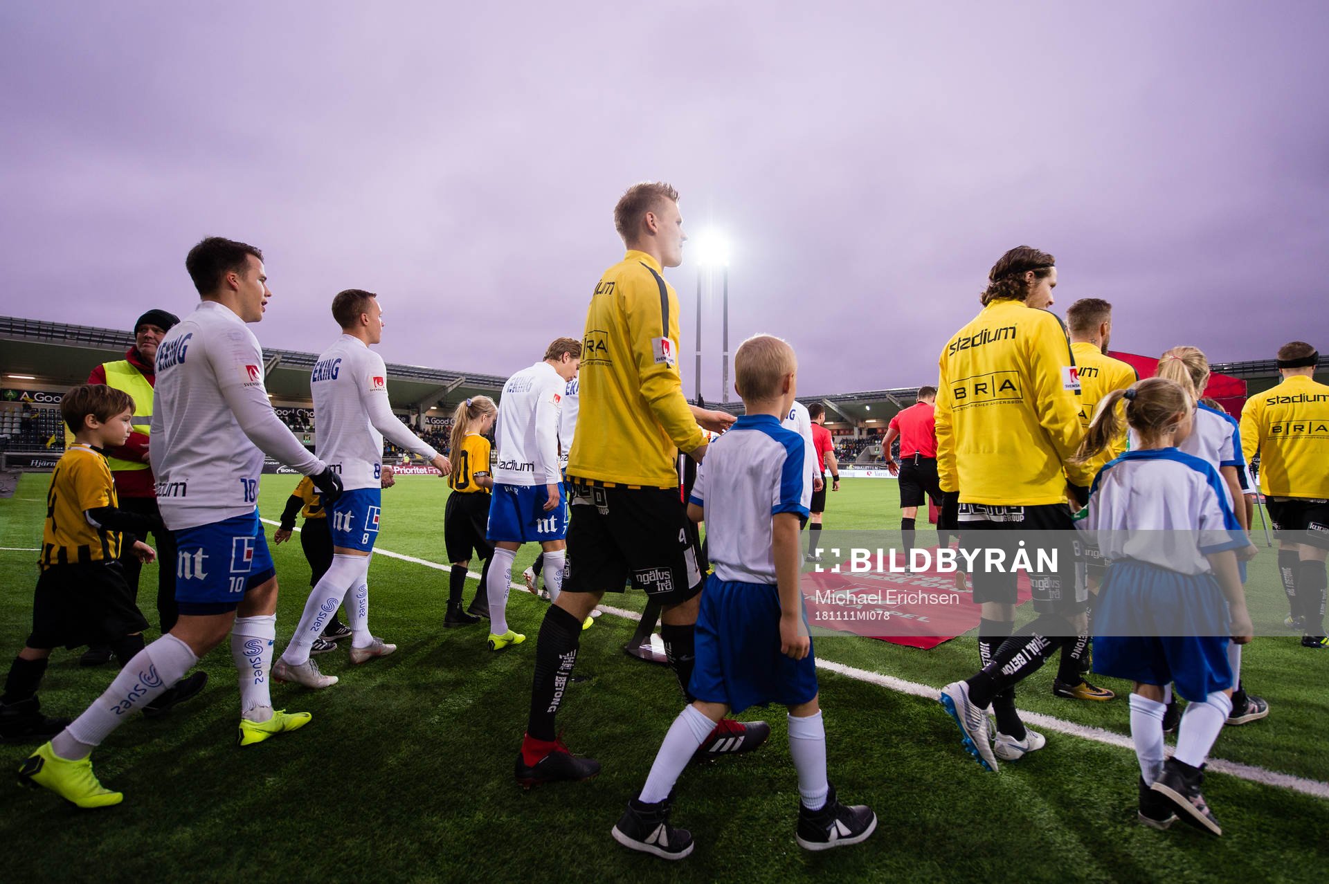 Lagen på väg in för line up innan fotbollsmatchen i