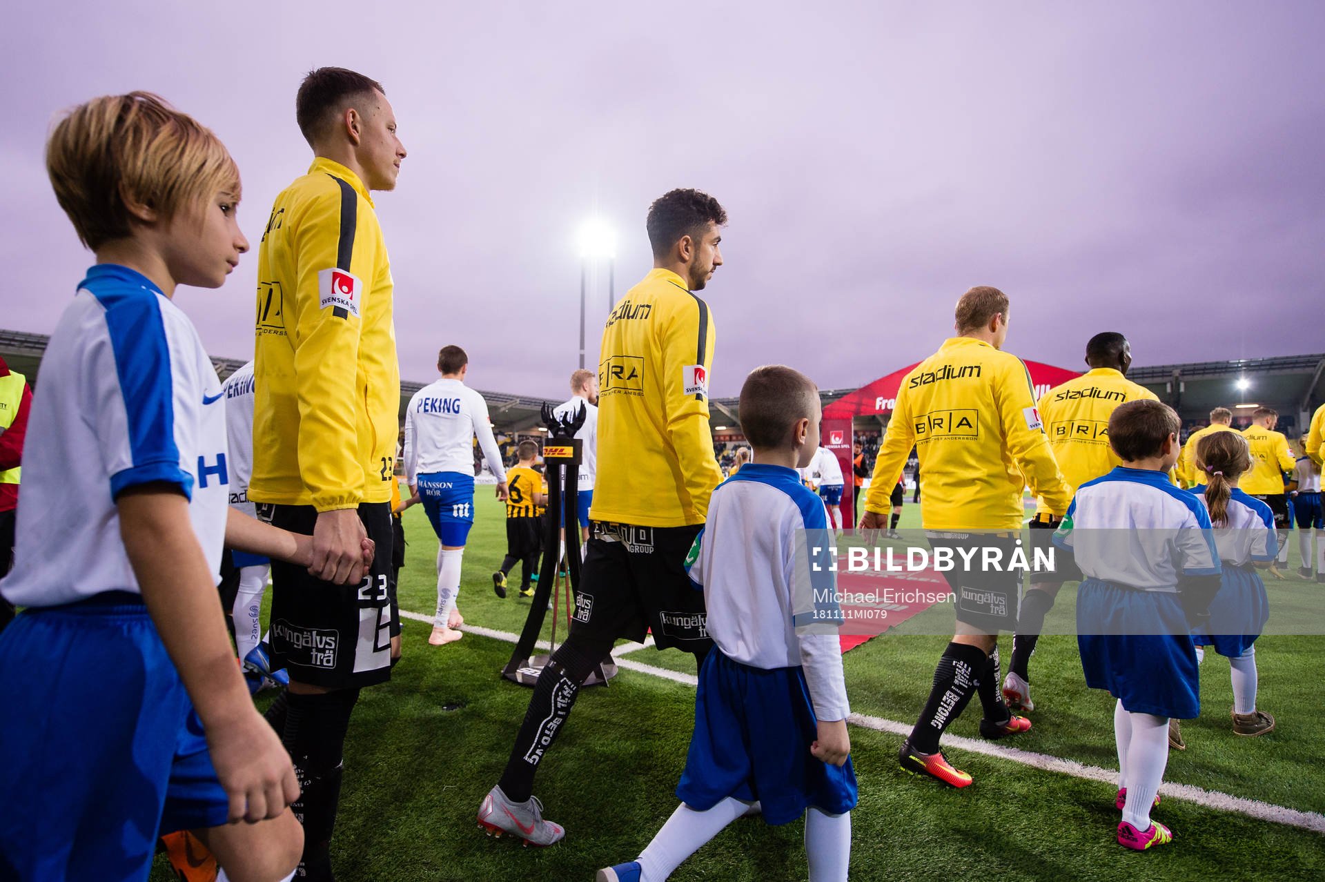 Häckens Viktor Lundberg och Daleho Irandust på väg in