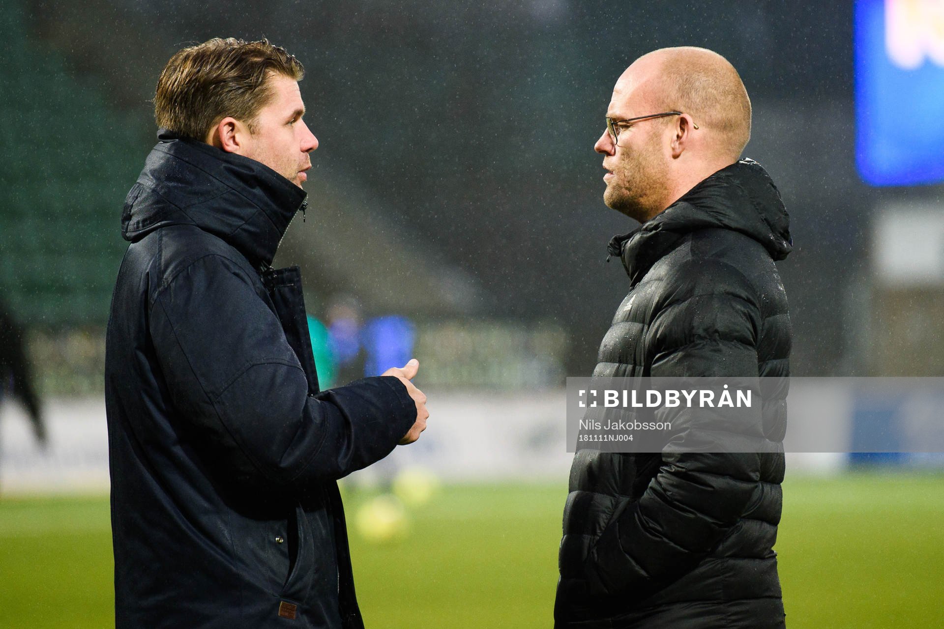 Dalkurds tränare Johan Sandahl och Sundsvalls tränare Joel Cedergren i en konversation inför fotbollsmatchen i Allsvenskan mellan GIF Sundsvall och Dalkurd den 11 november 2018 i Sundsvall.