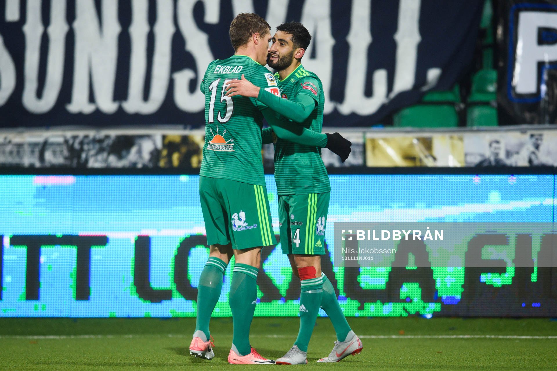 Dalkurds Smajl Suljevic och Ferhad Ayaz jublar