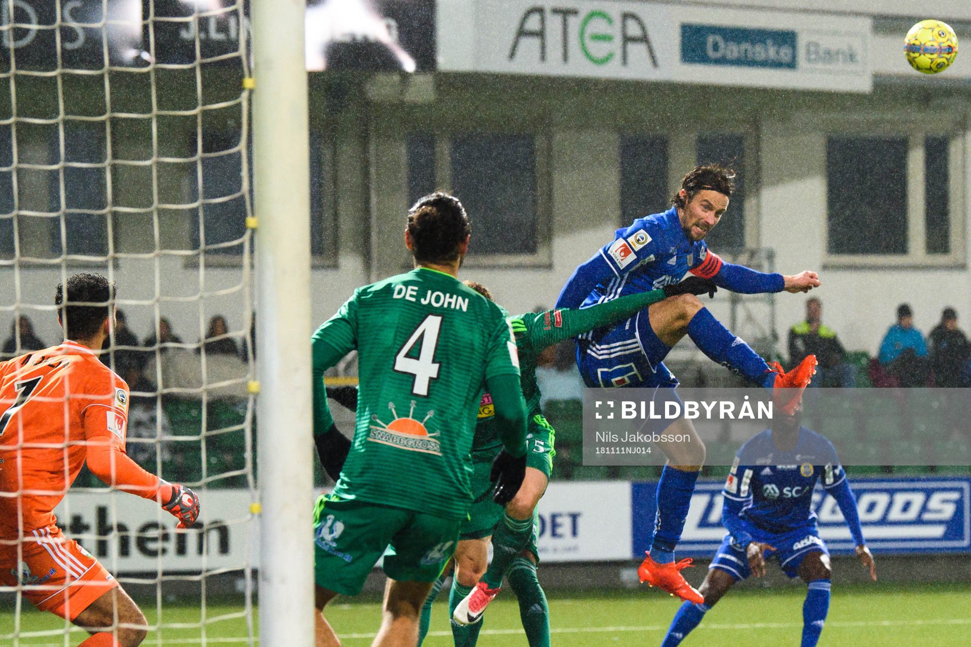 Sundsvalls Linus Hallenius i en nickduell med Dalkurds Alex De John och målvakt Sixten Mohlin under fotbollsmatchen i Allsvenskan mellan GIF Sundsvall och Dalkurd den 11 november 2018 i Sundsvall.