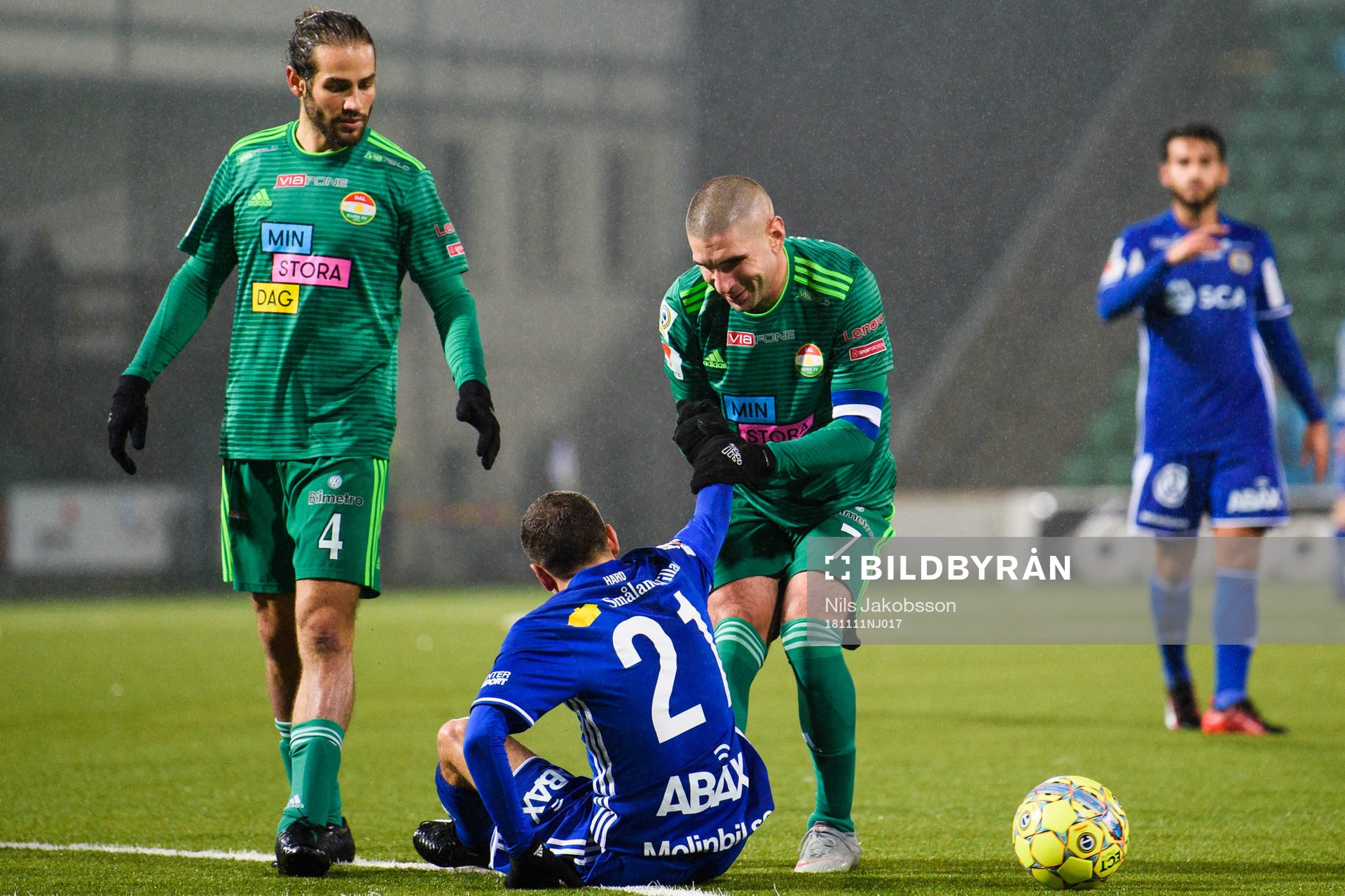 Dalkurds Alex De John och Rawez Lawan hjälper Sundsvalls David Haro Iniesta under fotbollsmatchen i Allsvenskan mellan GIF Sundsvall och Dalkurd den 11 november 2018 i Sundsvall.