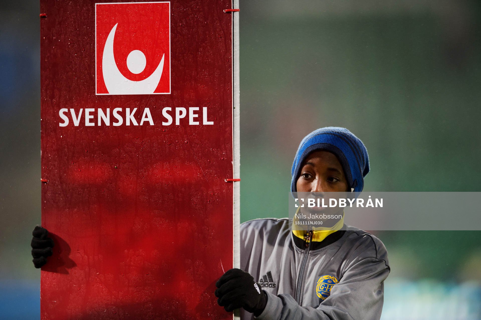 En pojke håller en skylt