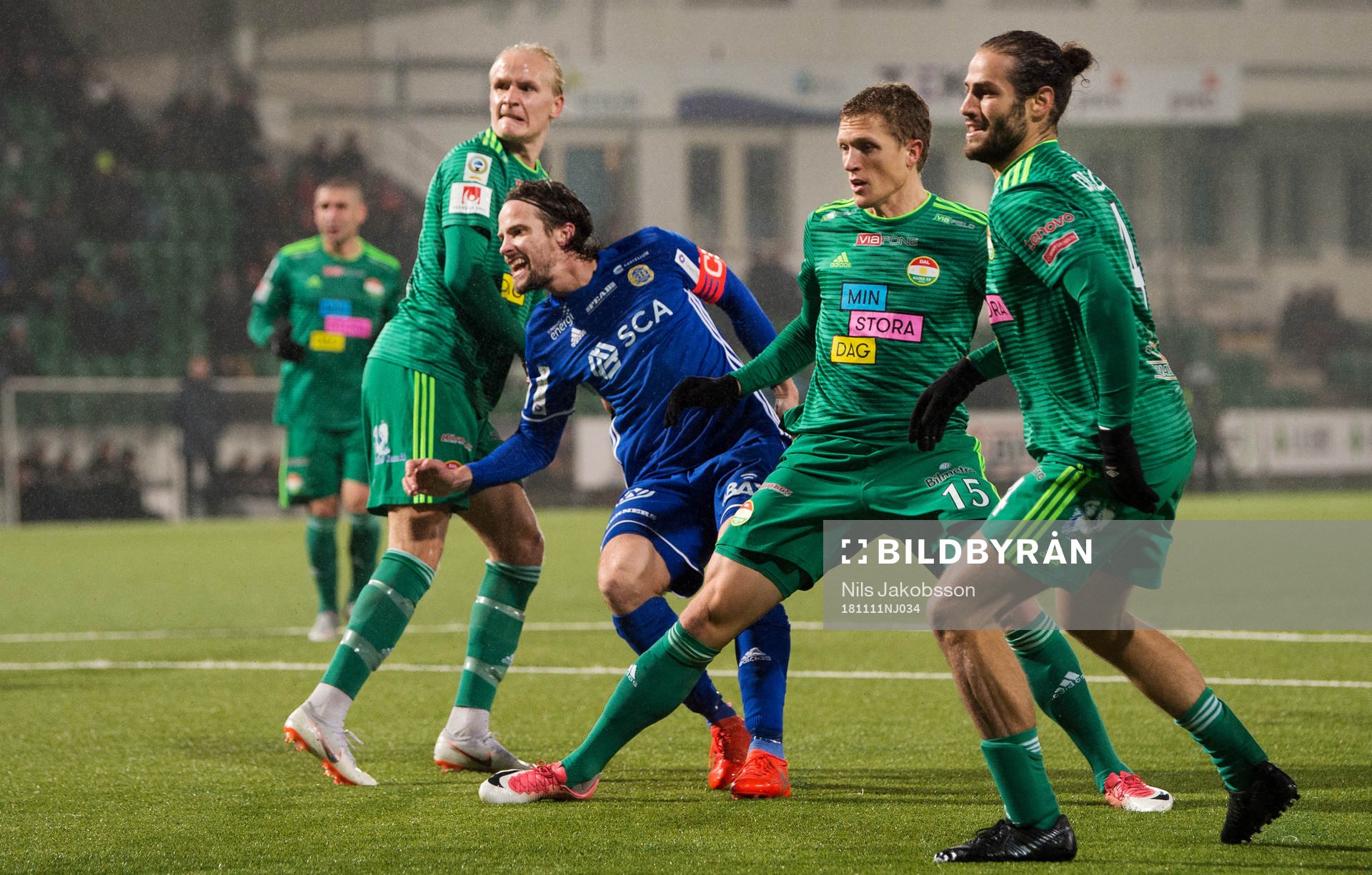 Sundsvalls Linus Hallenius uppvaktas av Dalkurds Henrik Löfkvist, Alexander Ekblad och Alex De John under fotbollsmatchen i Allsvenskan mellan GIF Sundsvall och Dalkurd den 11 november 2018 i Sundsvall.