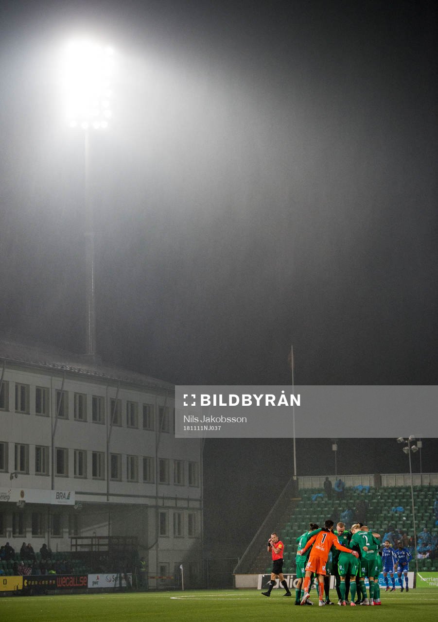 Dalkurd samlar sig inför andra halvlek av fotbollsmatchen i Allsvenskan mellan GIF Sundsvall och Dalkurd den 11 november 2018 i Sundsvall.