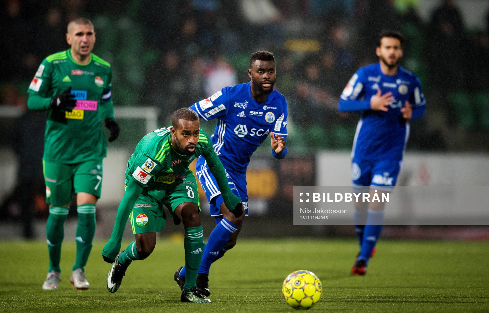 Dalkurds Ammar Ahmed och Sundsvalls Maic Sema under fotbollsmatchen i Allsvenskan mellan GIF Sundsvall och Dalkurd den 11 november 2018 i Sundsvall.