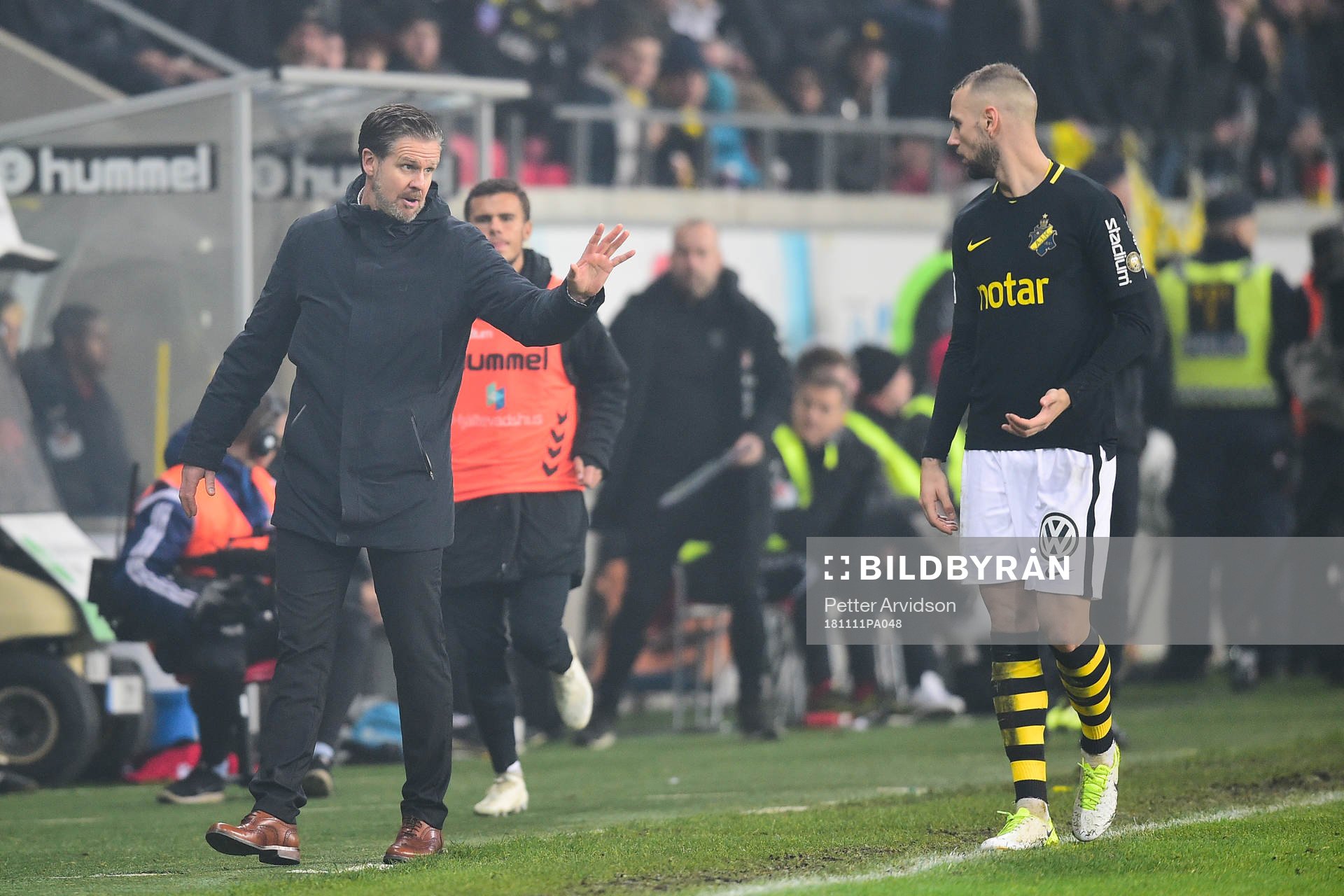 s tränare Rikard Norling samtalar med Alexander Milosevic