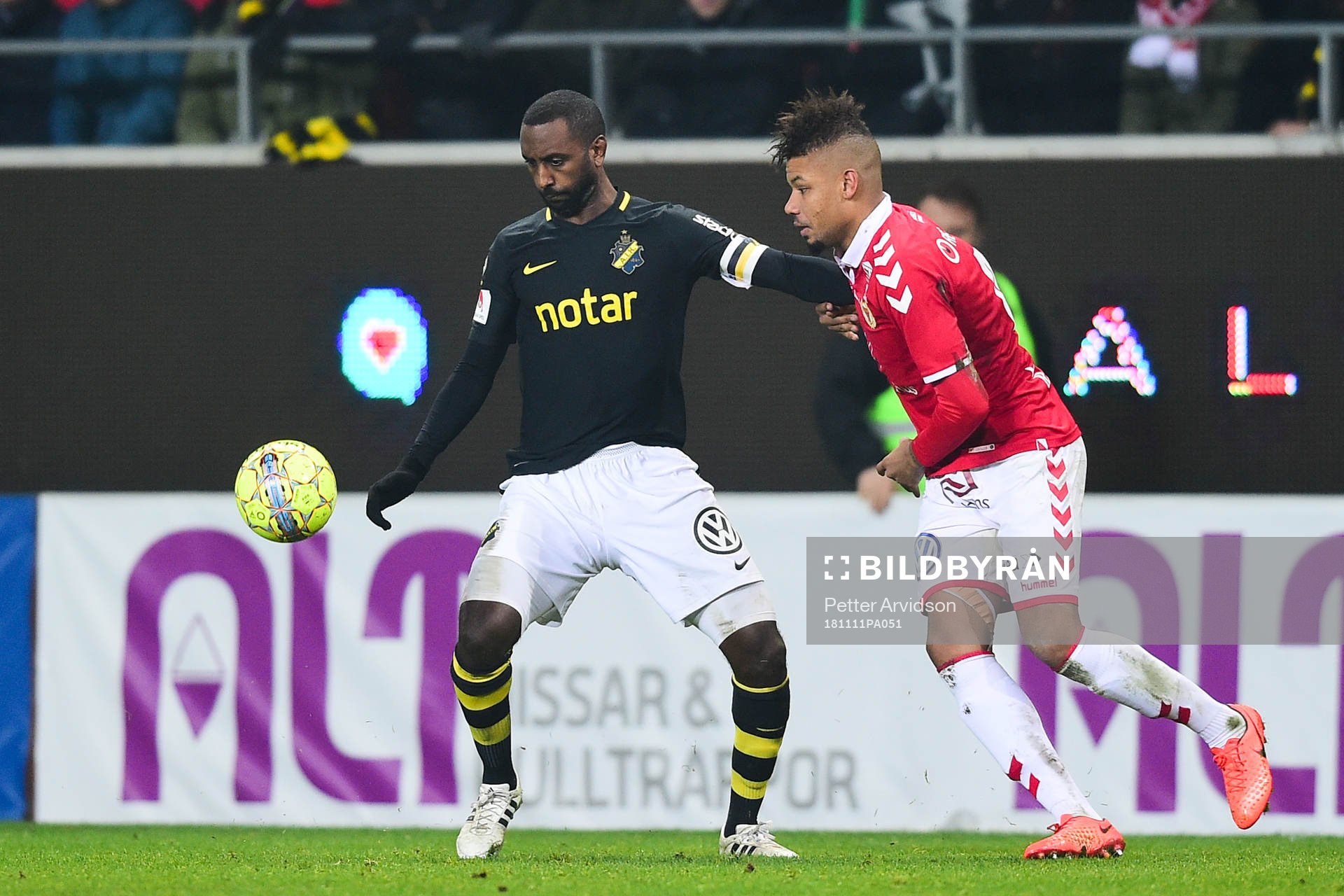 AIK:s Henok Goitom och Kalmars Mikael Dyrestam i kamp om bollen under fotbollsmatchen i Allsvenskan mellan Kalmar och AIK den 11 november 2018 I Kalmar.