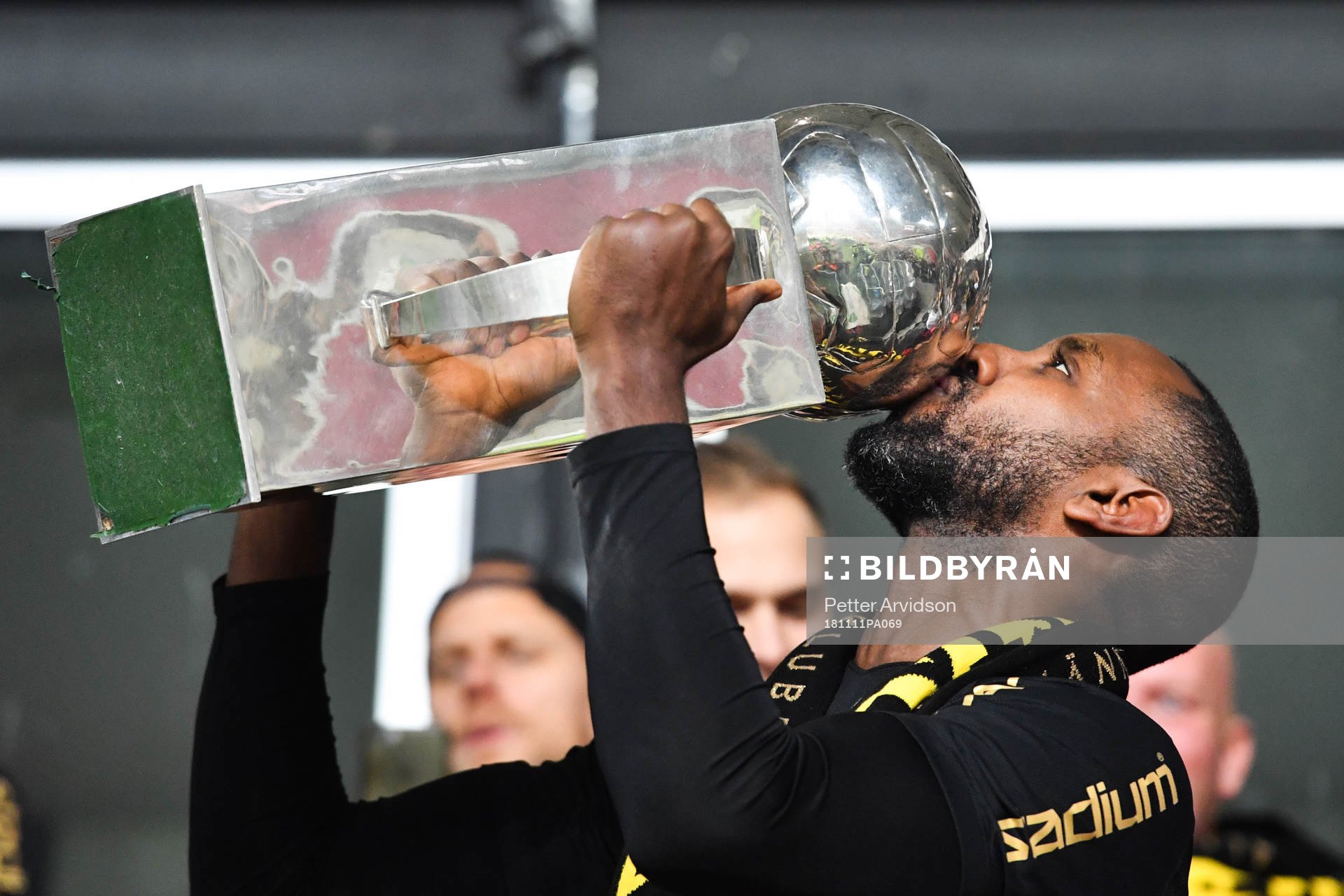 AIK:s Henok Goitom jublar med Lennart Johanssons pokal efter fotbollsmatchen i Allsvenskan mellan Kalmar och AIK den 11 november 2018 I Kalmar.