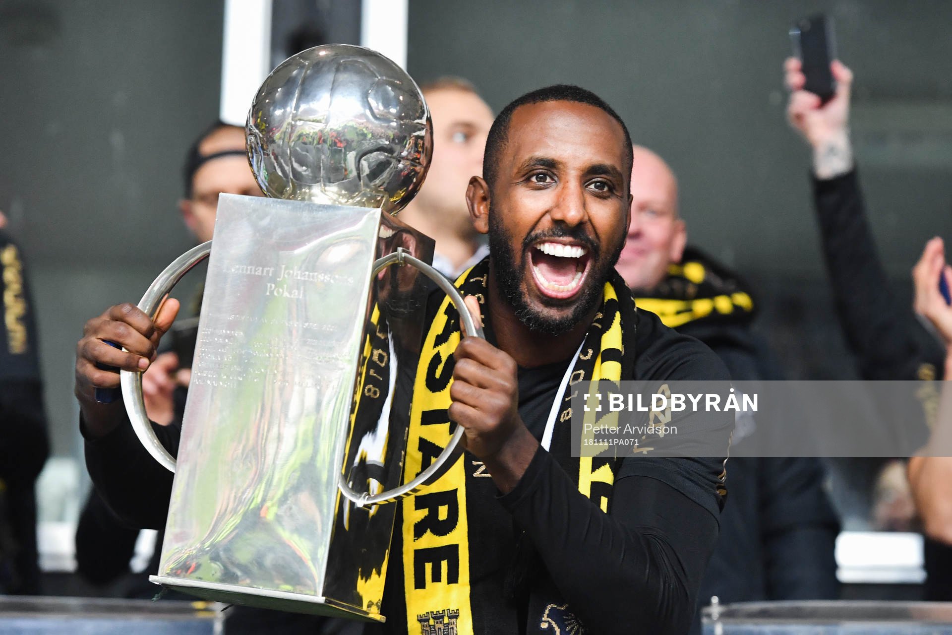 s Henok Goitom jublar med Lennart Johanssons pokal