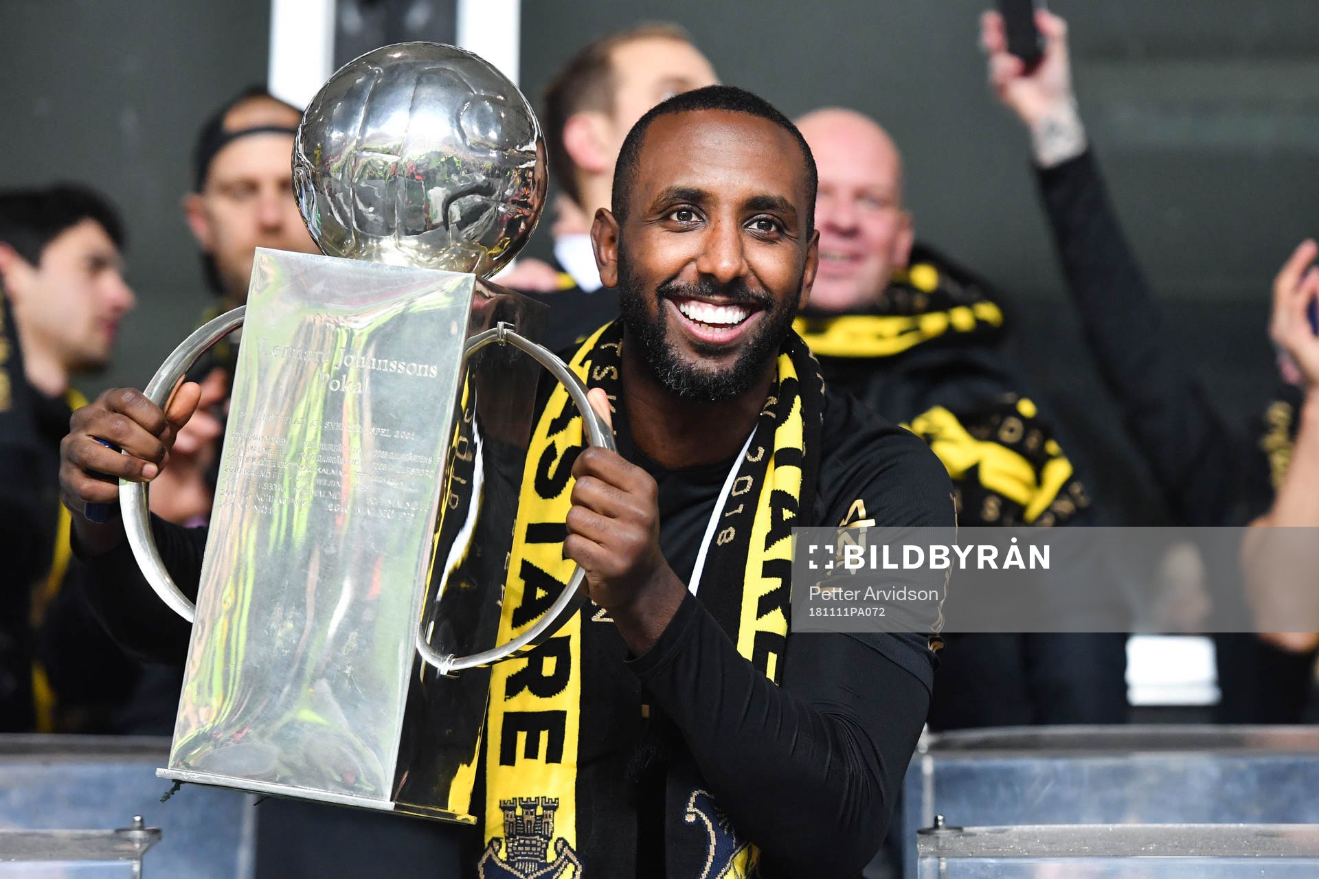 s Henok Goitom jublar med Lennart Johanssons pokal