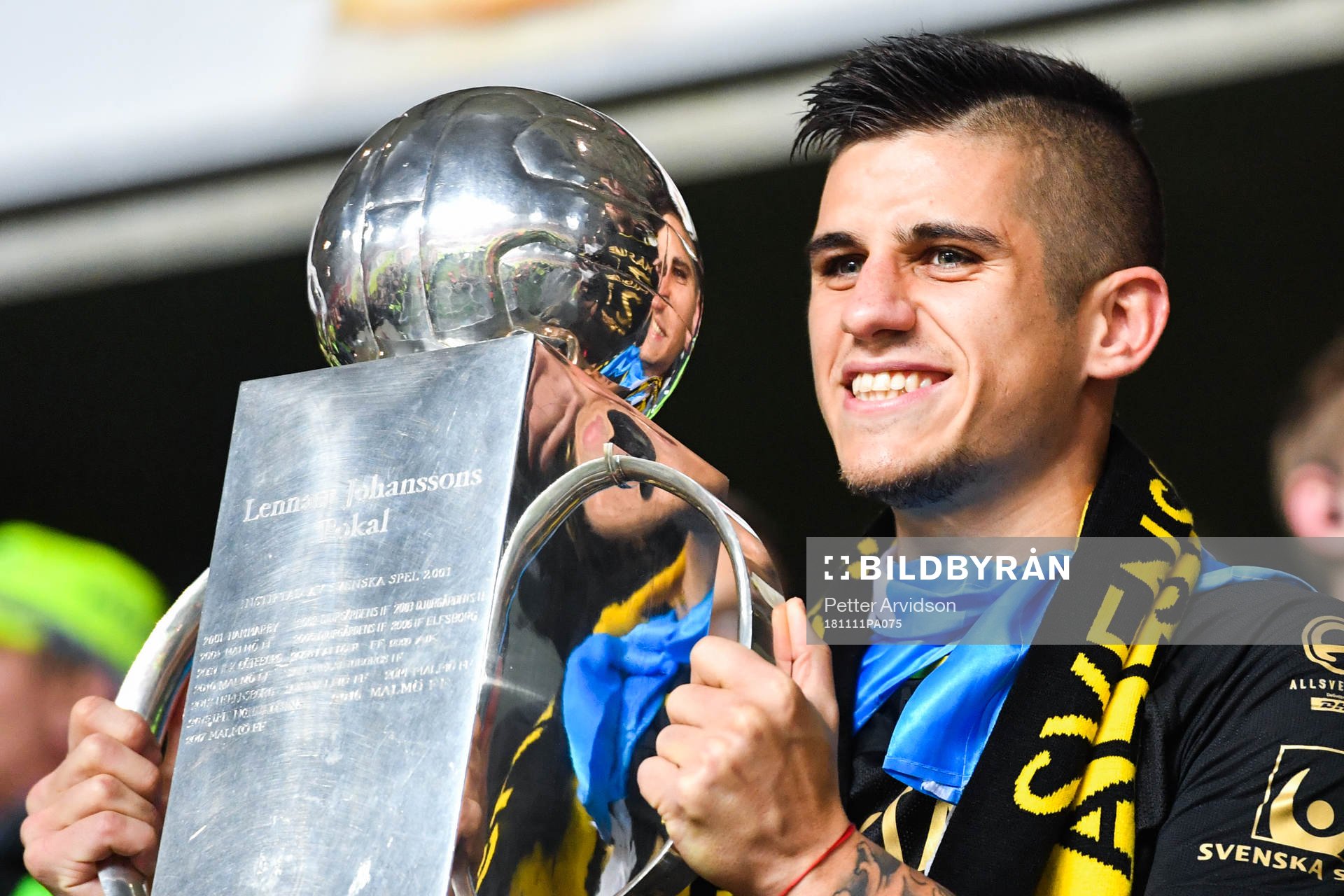 s Nicolas Stefanelli jublar med Lennart Johanssons pokal