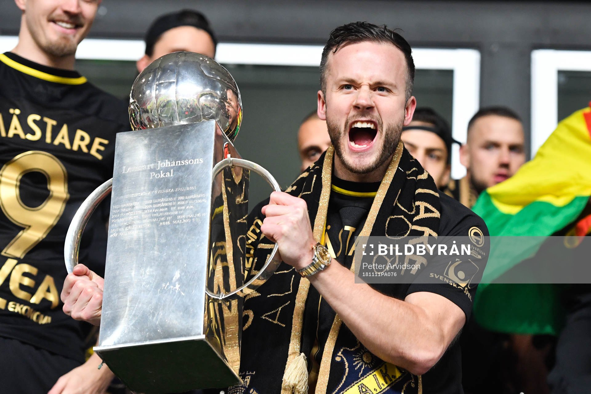 s Robert Lundström jublar med Lennart Johanssons pokal