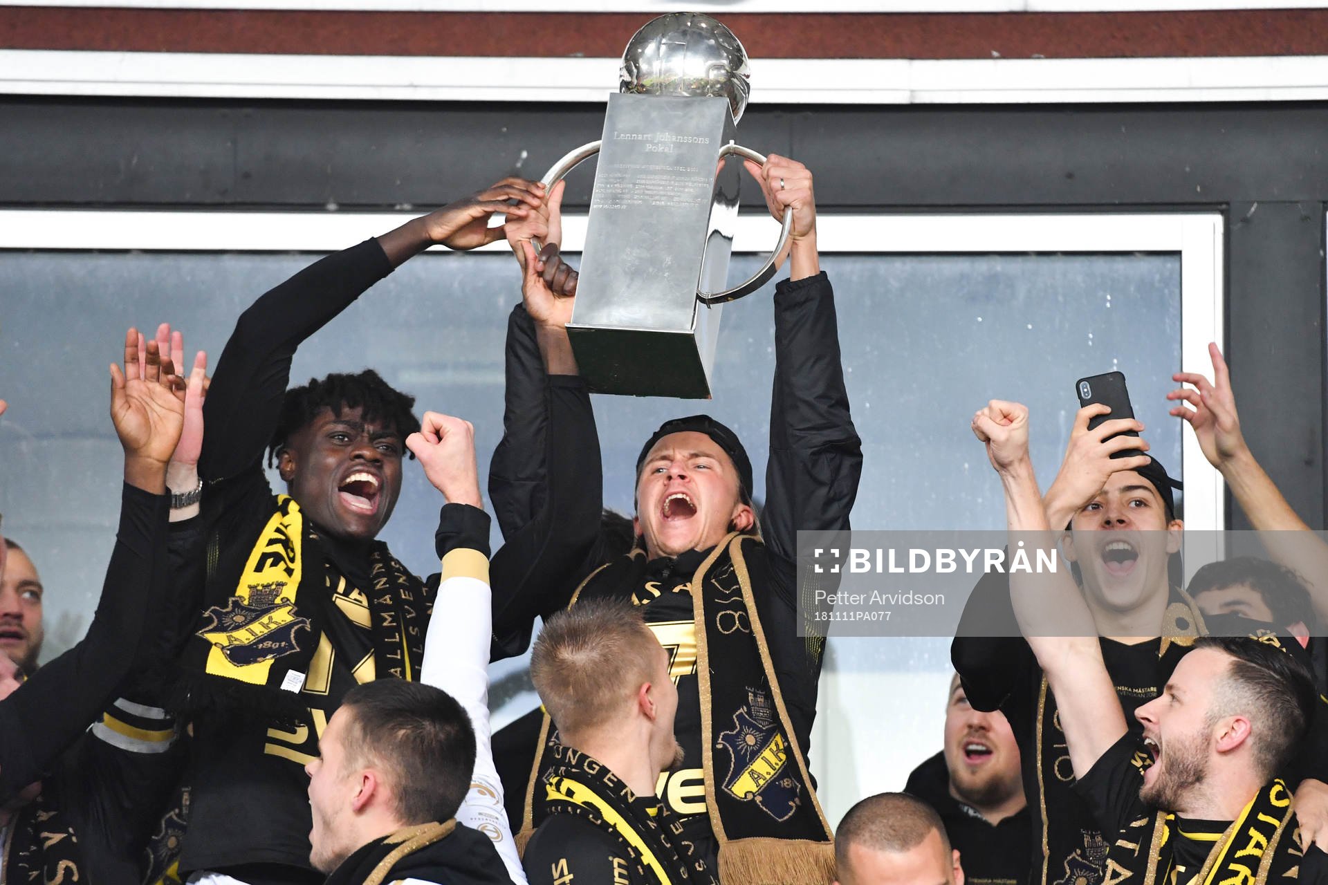 s Kristoffer Olsson jublar med Lennart Johanssons pokal
