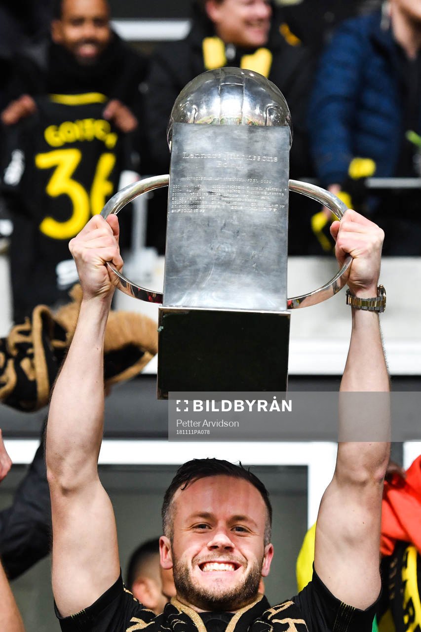 s Robert Lundström jublar med Lennart Johanssons pokal