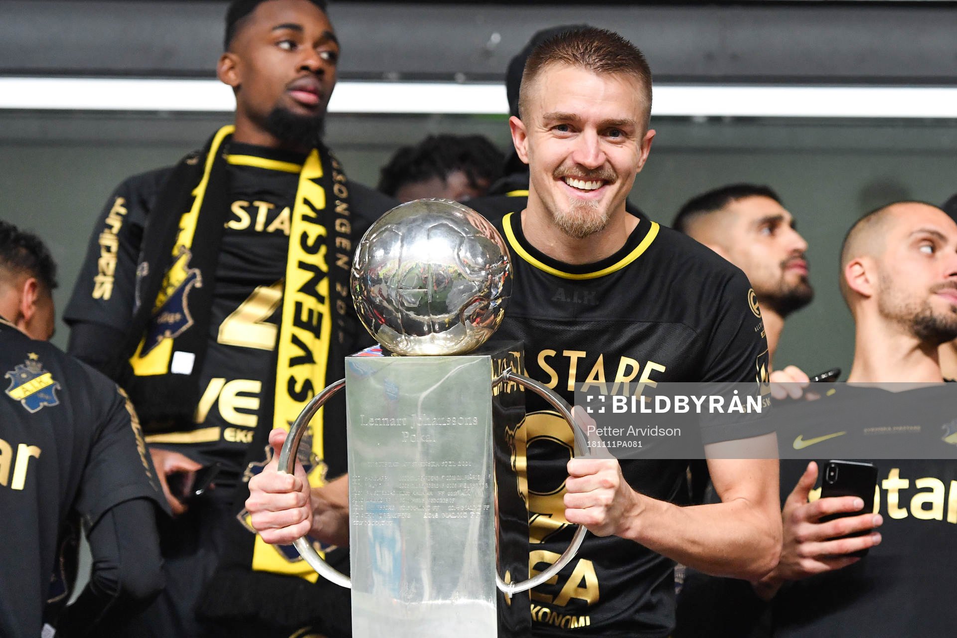 s Rasmus Lindkvist jublar med Lennart Johanssons pokal