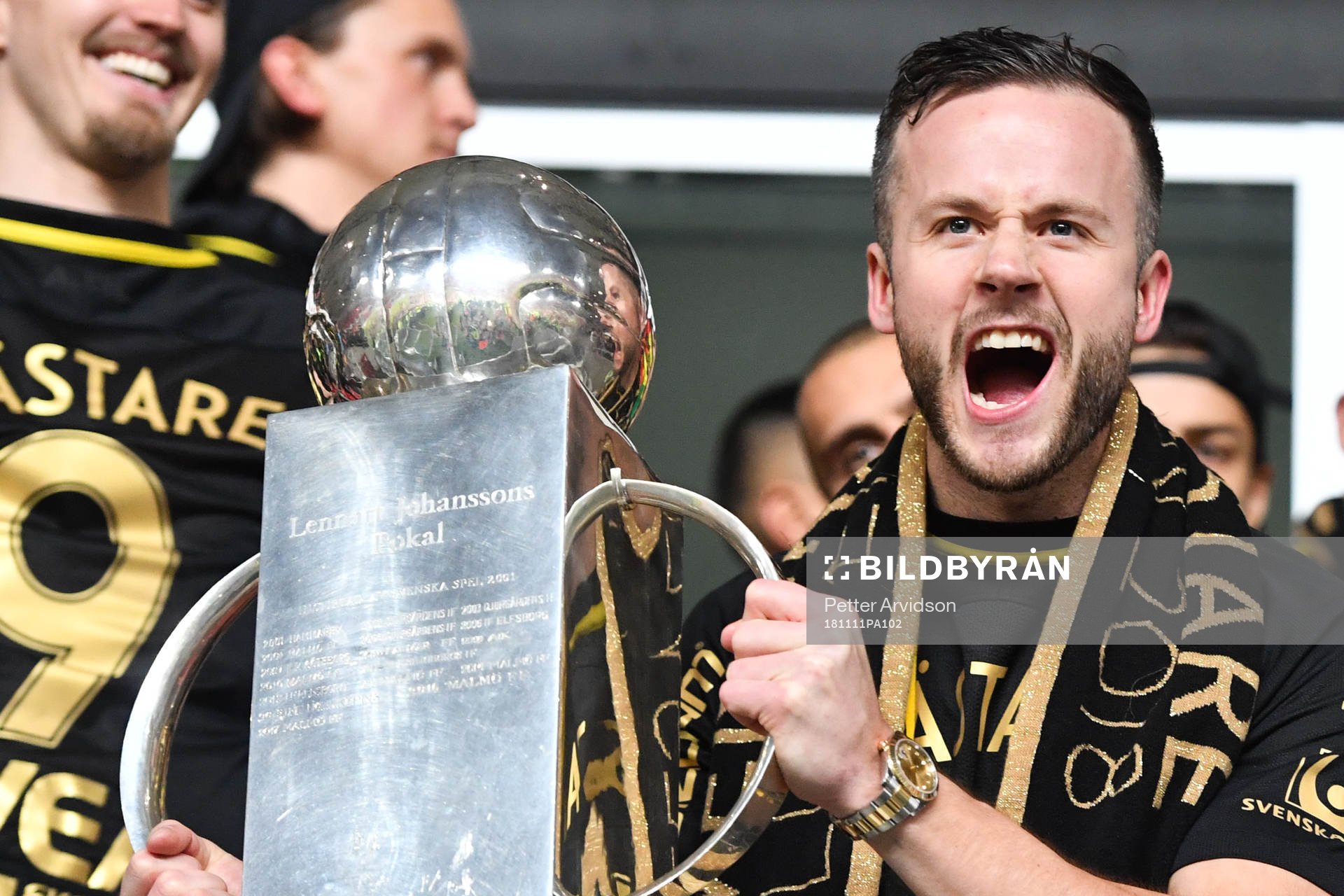 s Robert Lundström jublar med Lennart Johanssons pokal