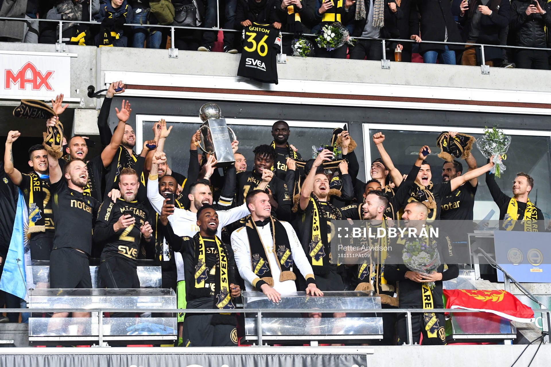 s spelare jublar med Lennart Johanssons pokal