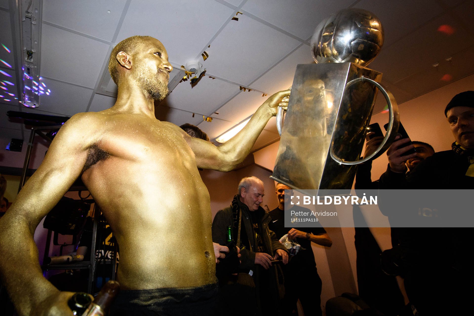 s Henok Goitom jublar med Lennart Johanssons pokal i