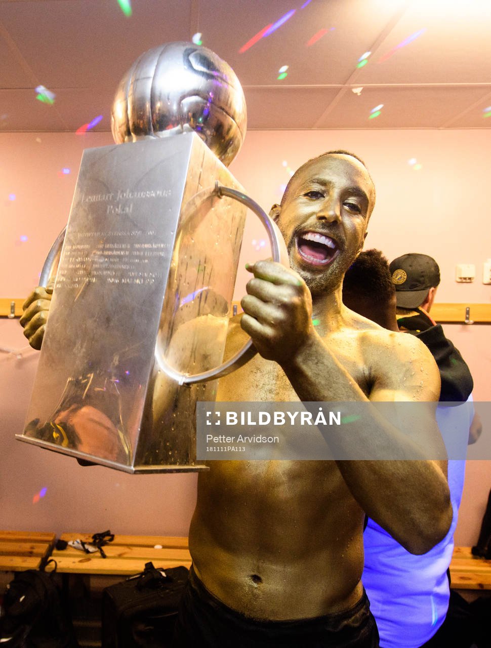 s Henok Goitom jublar med Lennart Johanssons pokal i