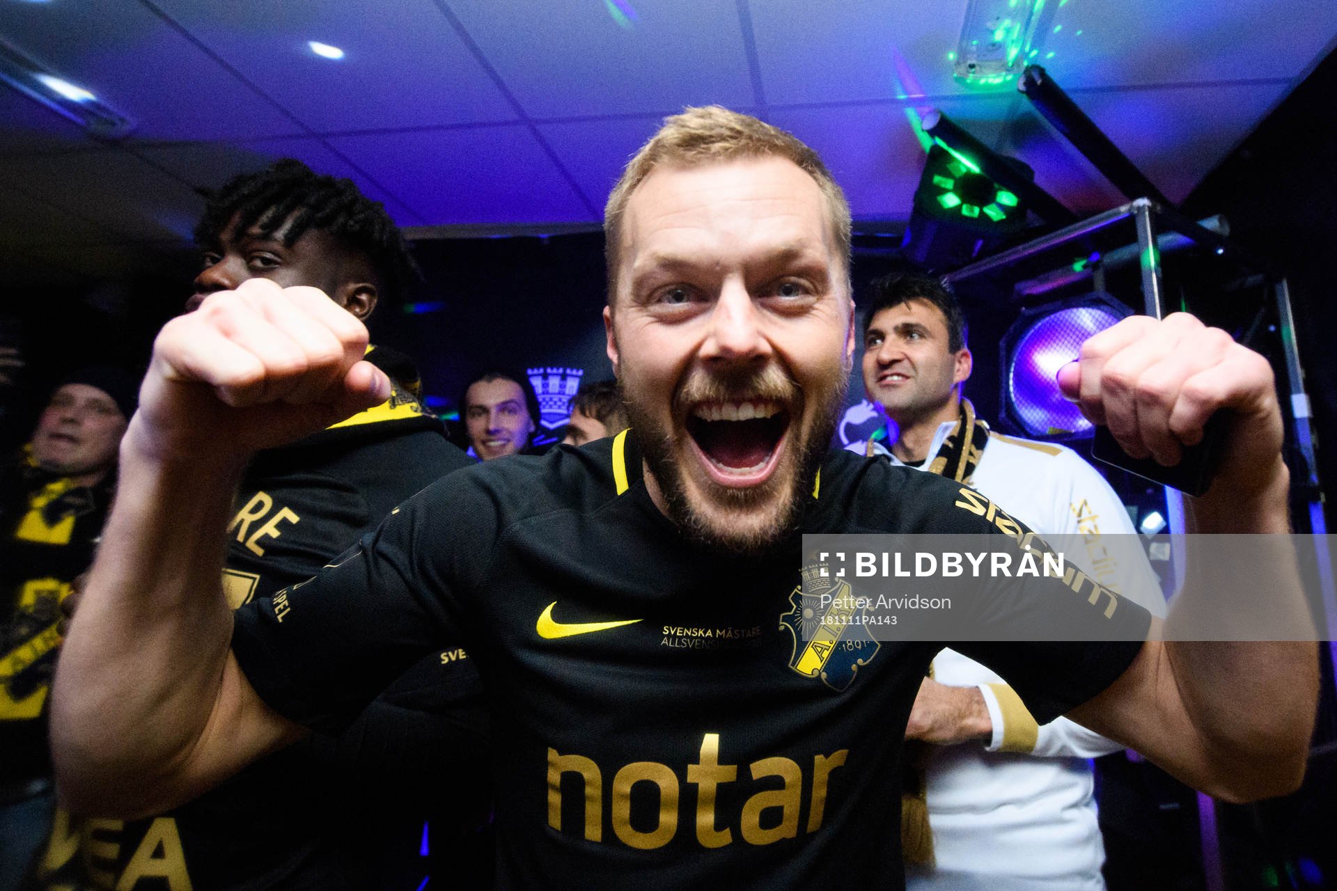 s Sebastian Larsson jublar i omklädningsrummet