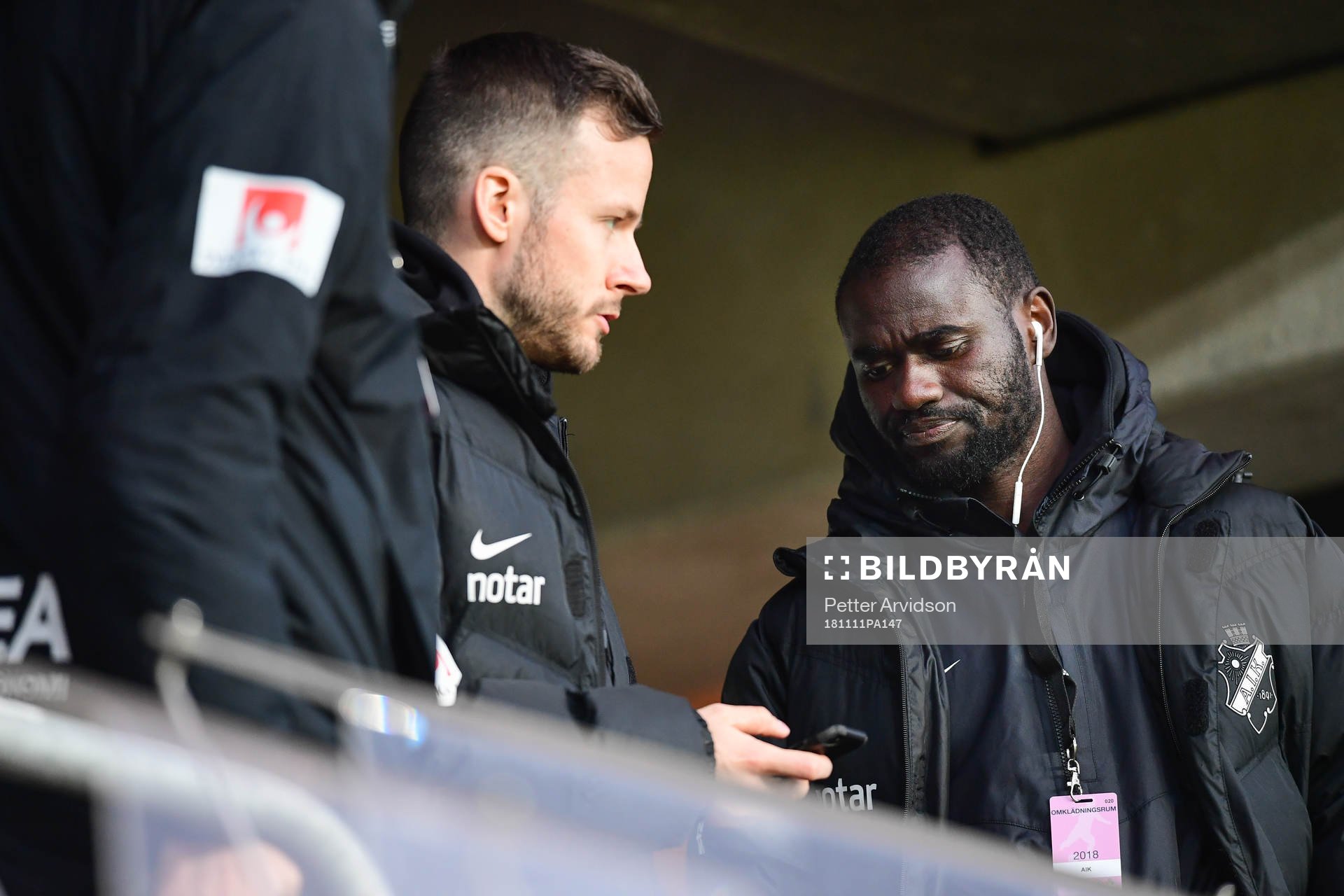 s Robert Lundström och Enoch Kofi Adu på läktaren