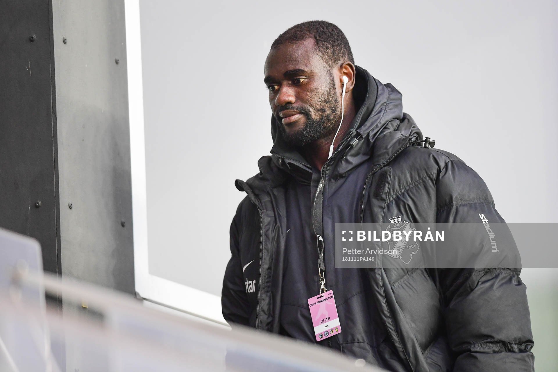 s Enoch Kofi Adu på läktaren