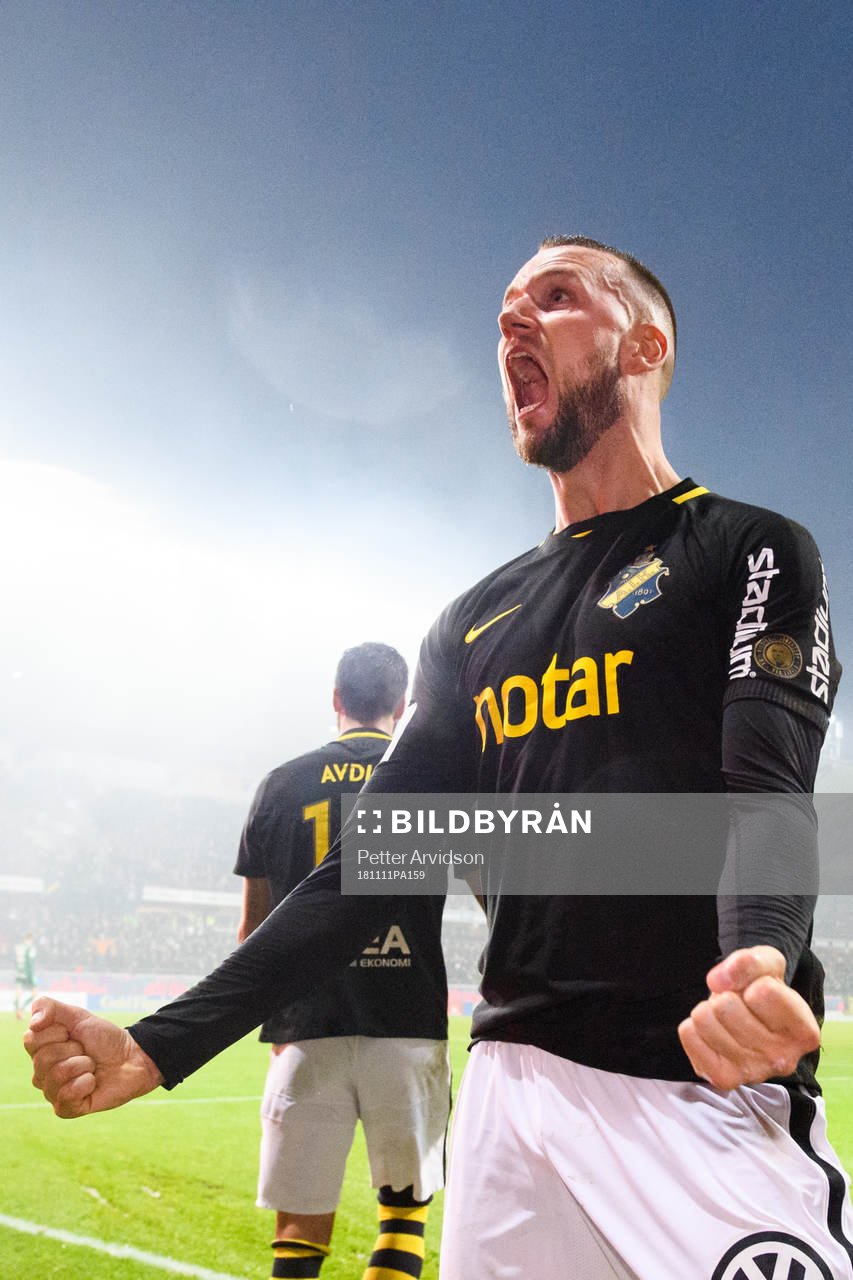 AIK:s Alexander Milosevic jublar efter att Robin Jansson (ej i bild) precis gjort det matchavgörande 0-1 målet och skjutit SM-guldet till AIK under fotbollsmatchen i Allsvenskan mellan Kalmar och AIK den 11 november 2018 i Kalmar.
