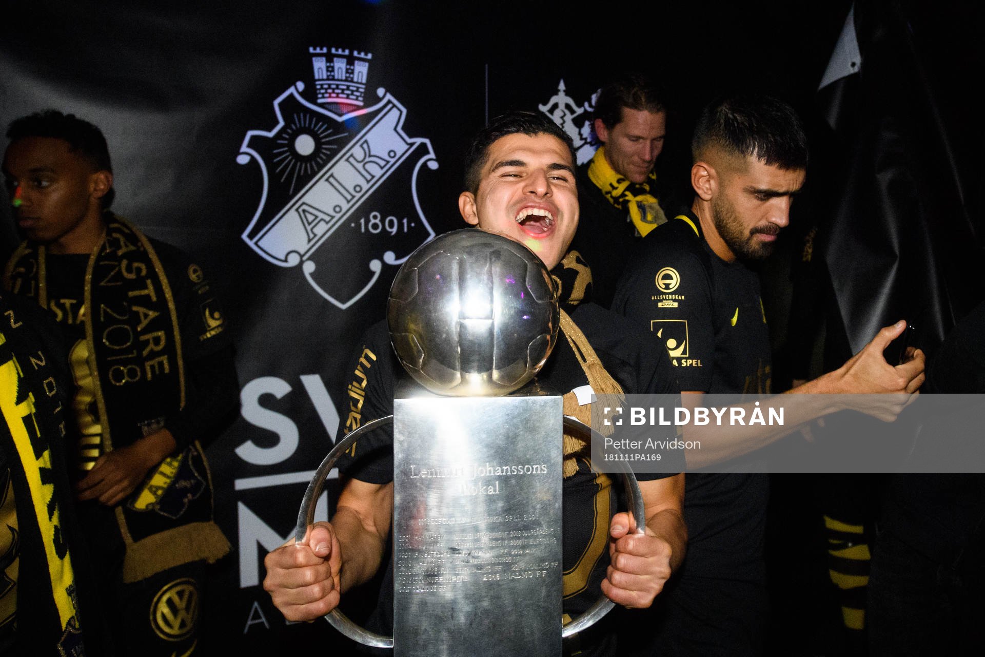 s Tarik Elyounoussi jublar med Lennart Johanssons pokal i