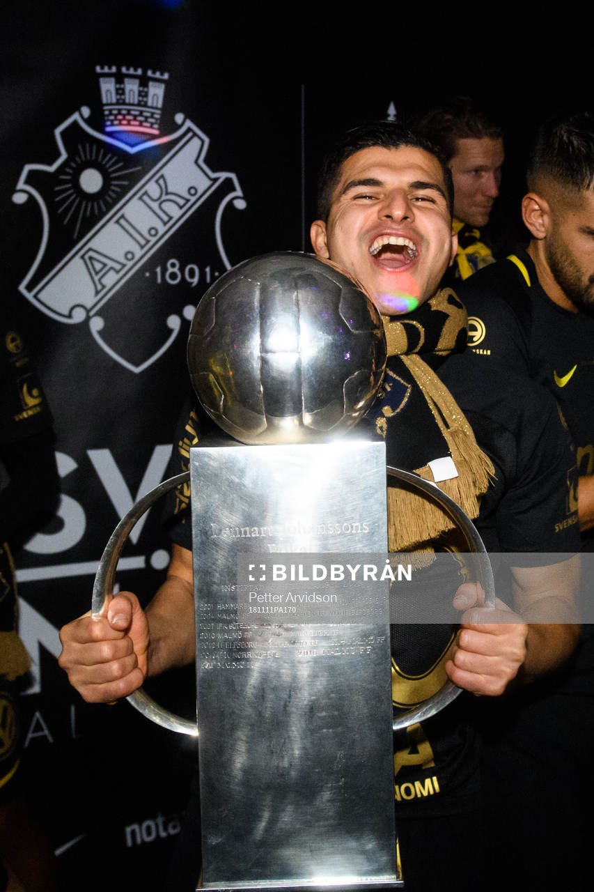 s Tarik Elyounoussi jublar med Lennart Johanssons pokal i