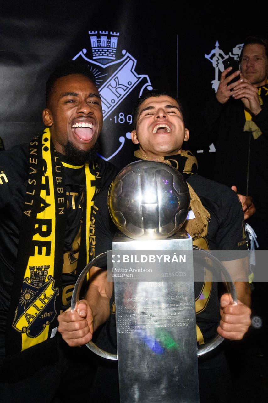 s Heradi Rashidi och Tarik Elyounoussi jublar med Lennart